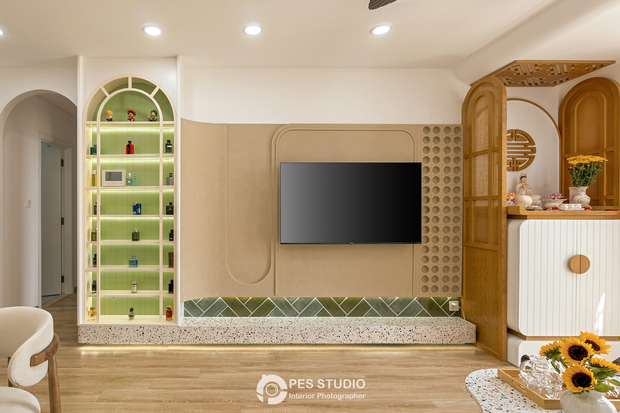 Vách TV căn hộ Pearl Plaza với tủ trang trí và mảng gạch xanh bạc hà