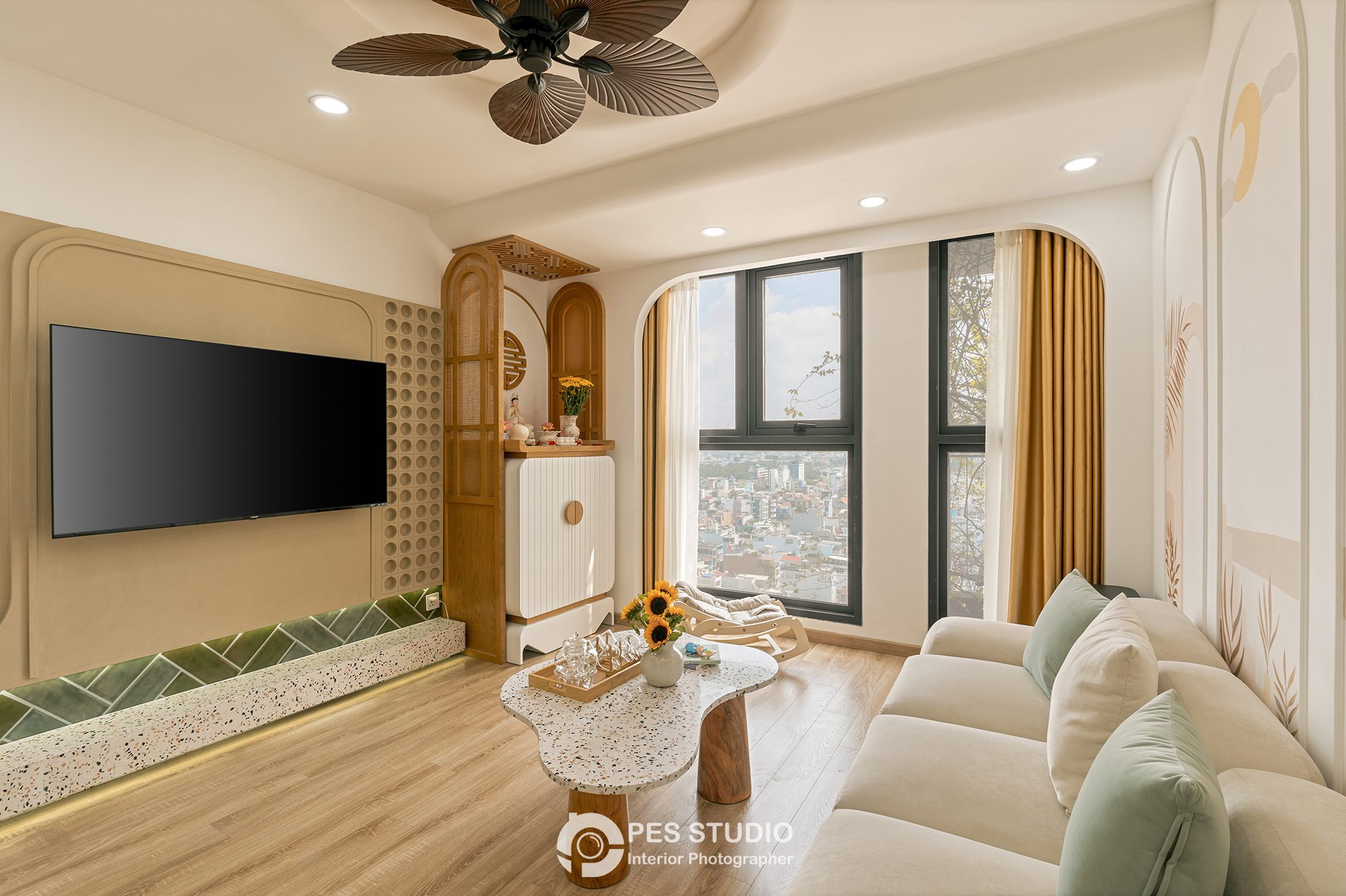 Phòng khách Pearl Plaza với TV treo tường và cửa sổ khung đen