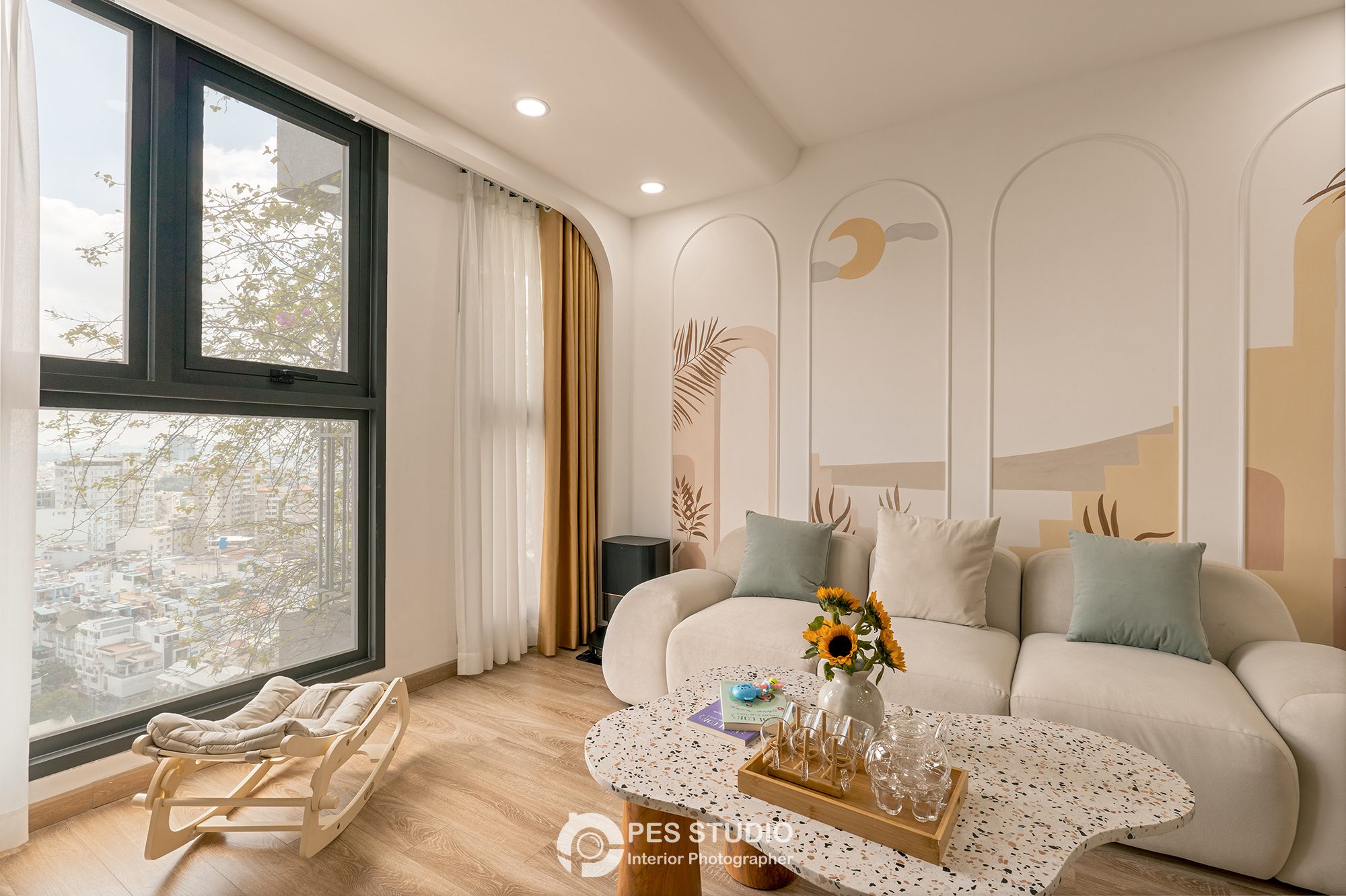 Phòng khách căn hộ Pearl Plaza với sofa kem và bàn trà tròn