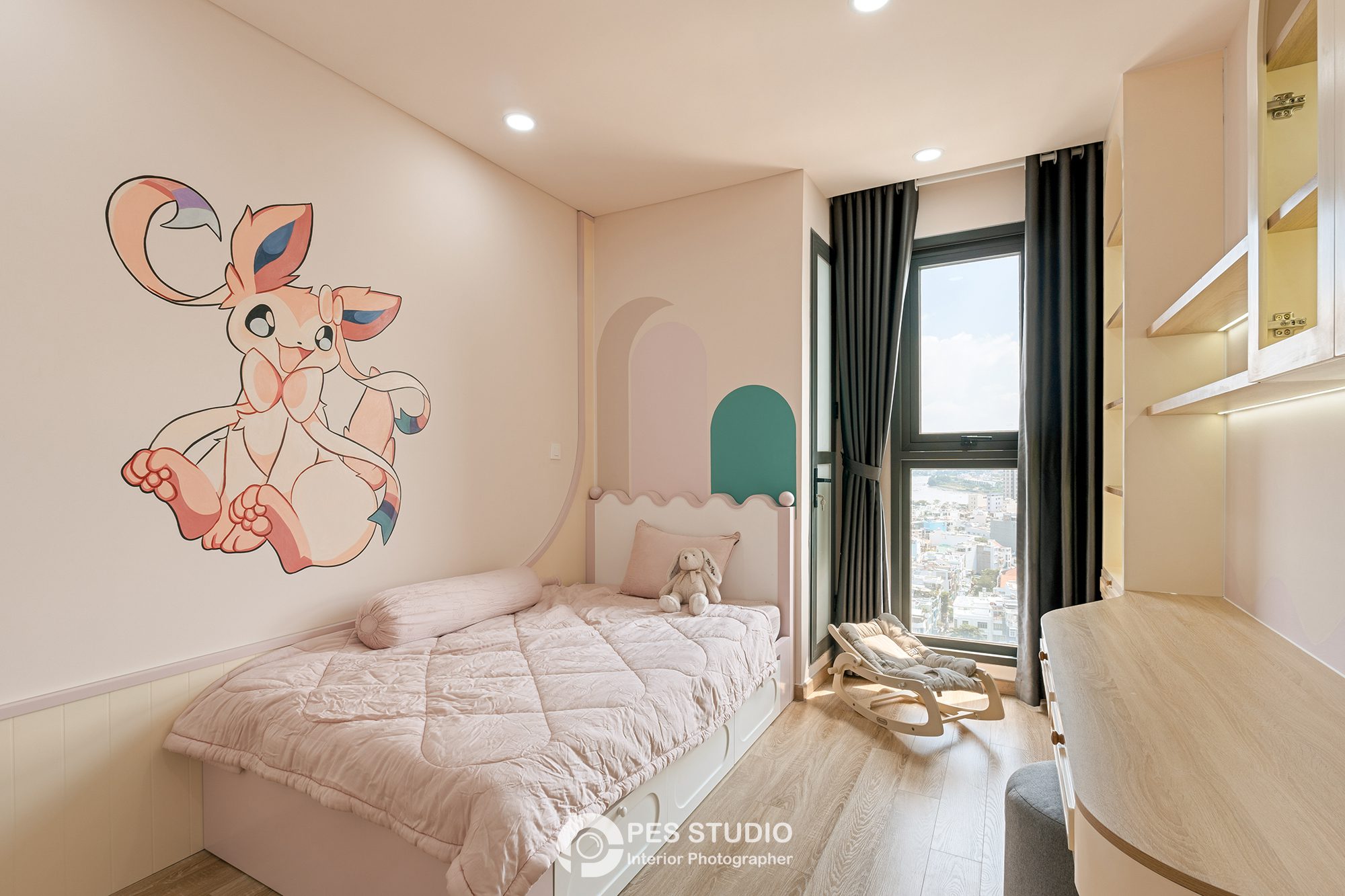 Phòng ngủ căn hộ Pearl Plaza với đầu giường bo cong và giấy dán tường hoạ tiết