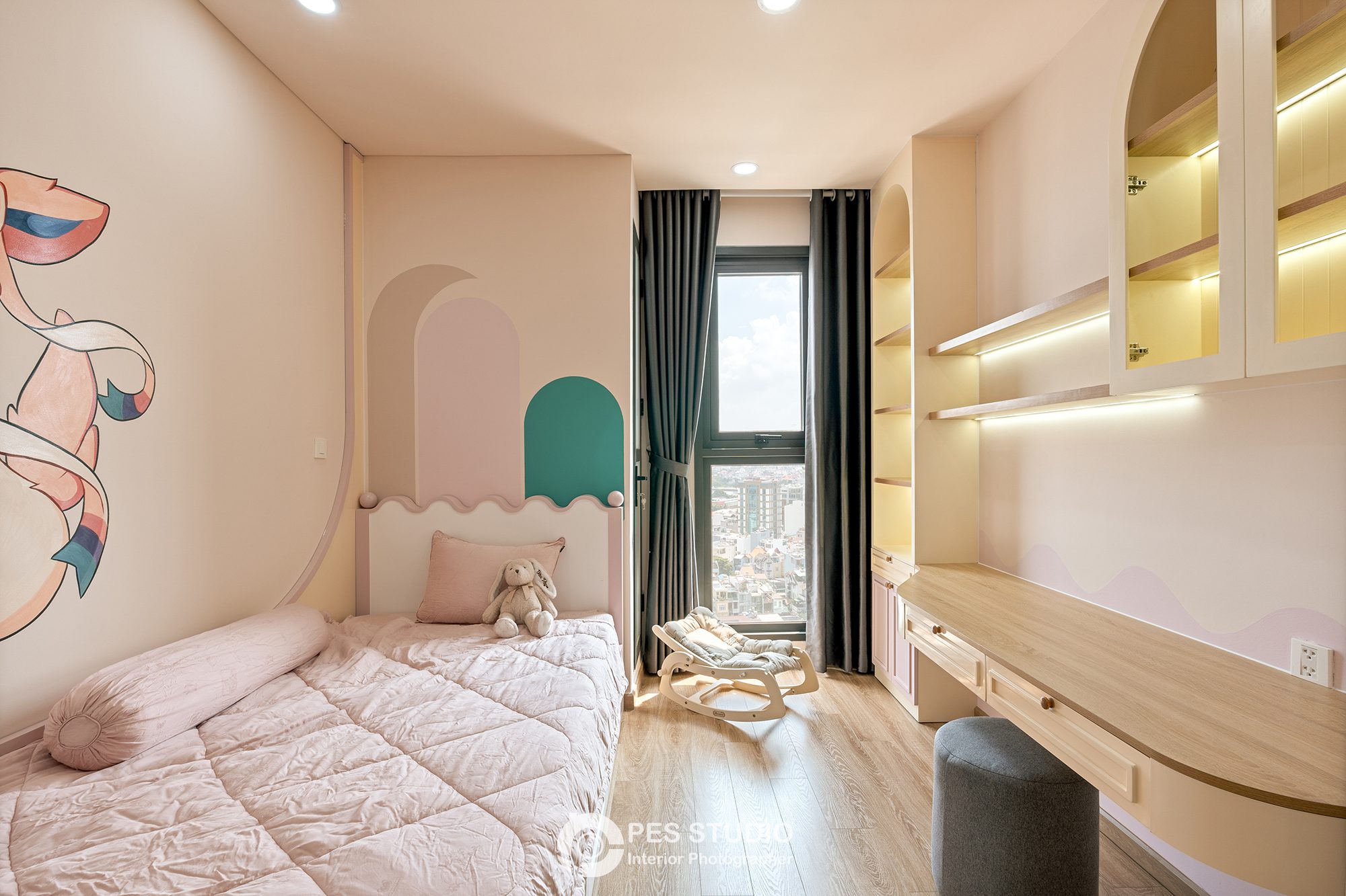 Phòng ngủ Pearl Plaza với ga hồng nhạt và cửa sổ khung đen