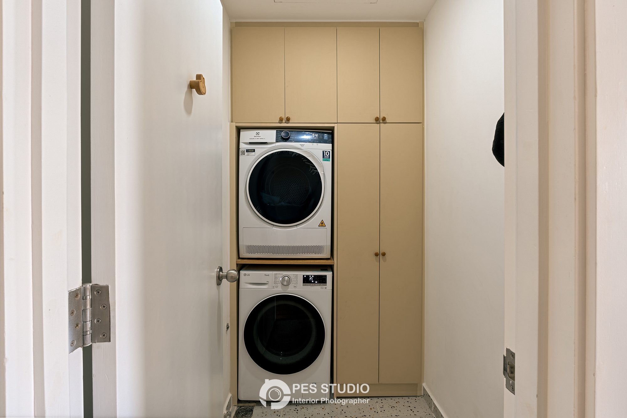 Khu giặt căn hộ Pearl Plaza với máy giặt và máy sấy xếp chồng