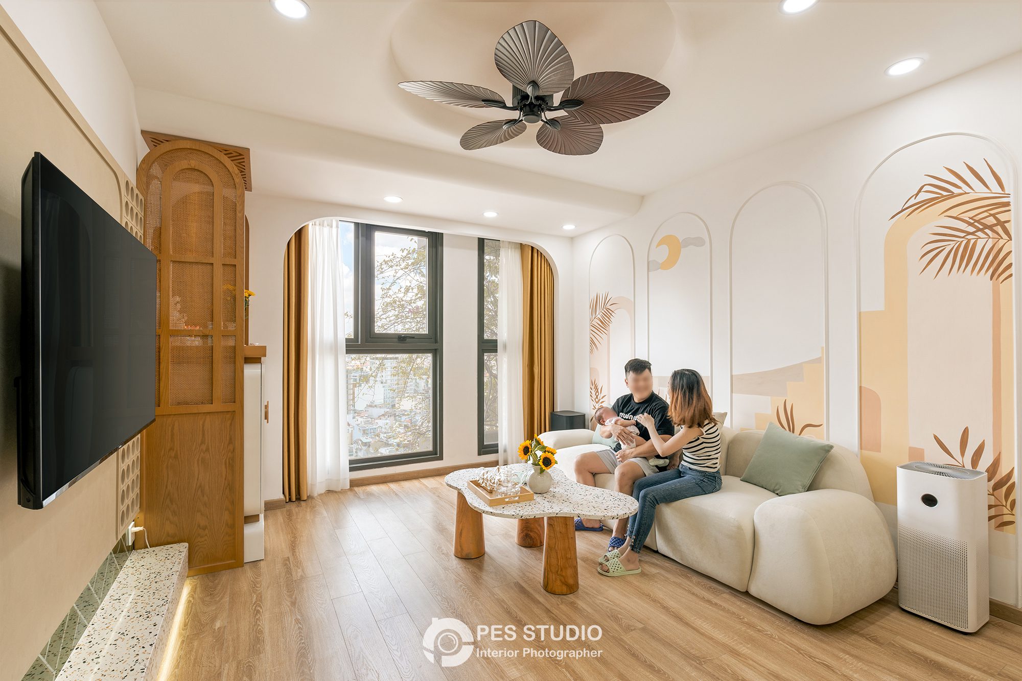 Khách ngồi trên sofa trong phòng khách căn hộ Pearl Plaza