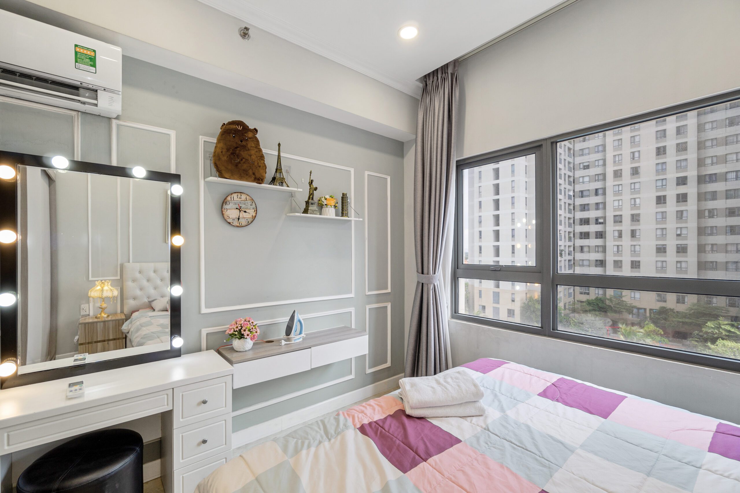 Bàn trang điểm gương viền đèn trong phòng ngủ căn hộ Masteri Thảo Điền