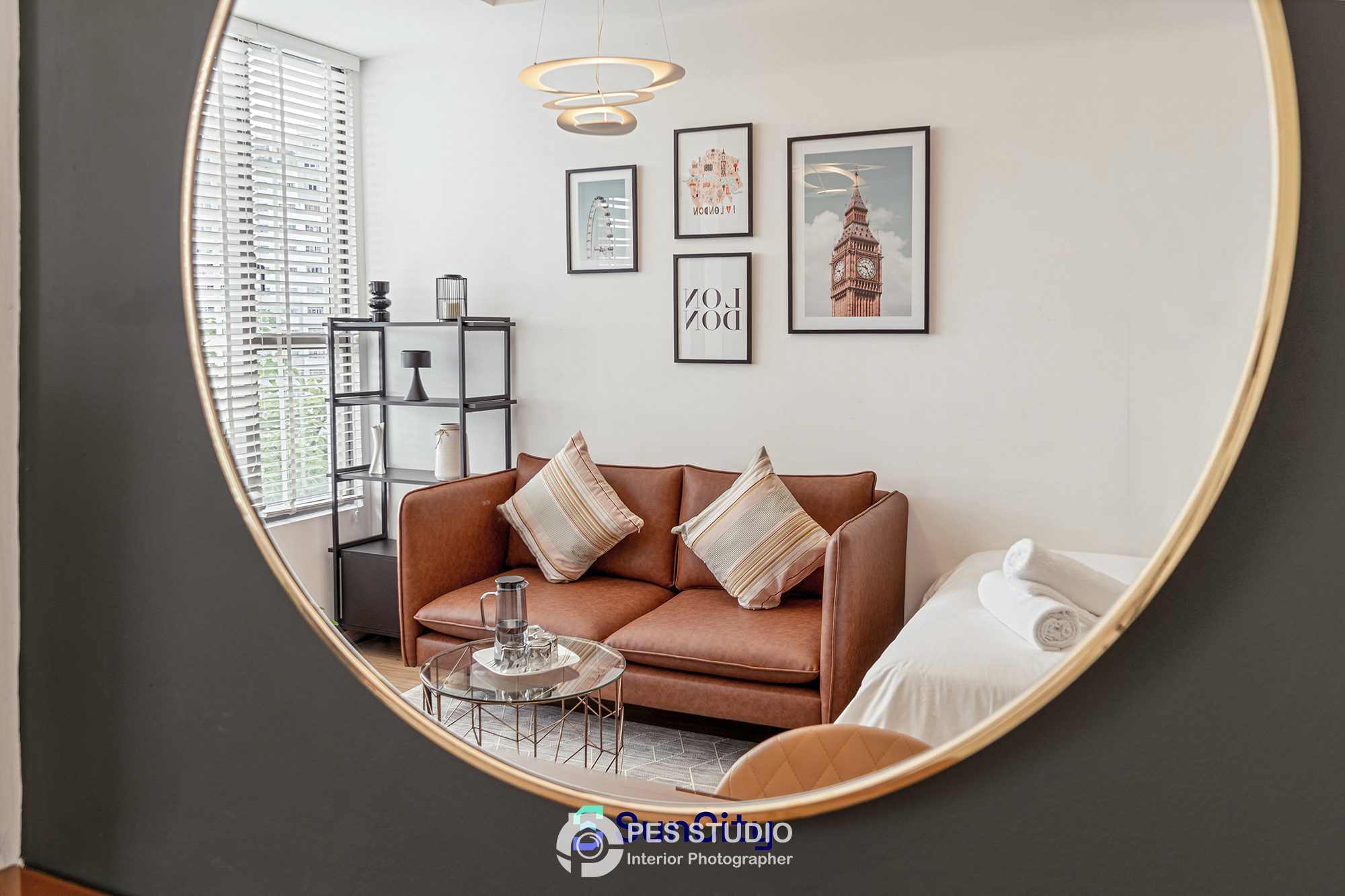 Sofa da nâu và bàn trà tròn trong căn hộ River Gate