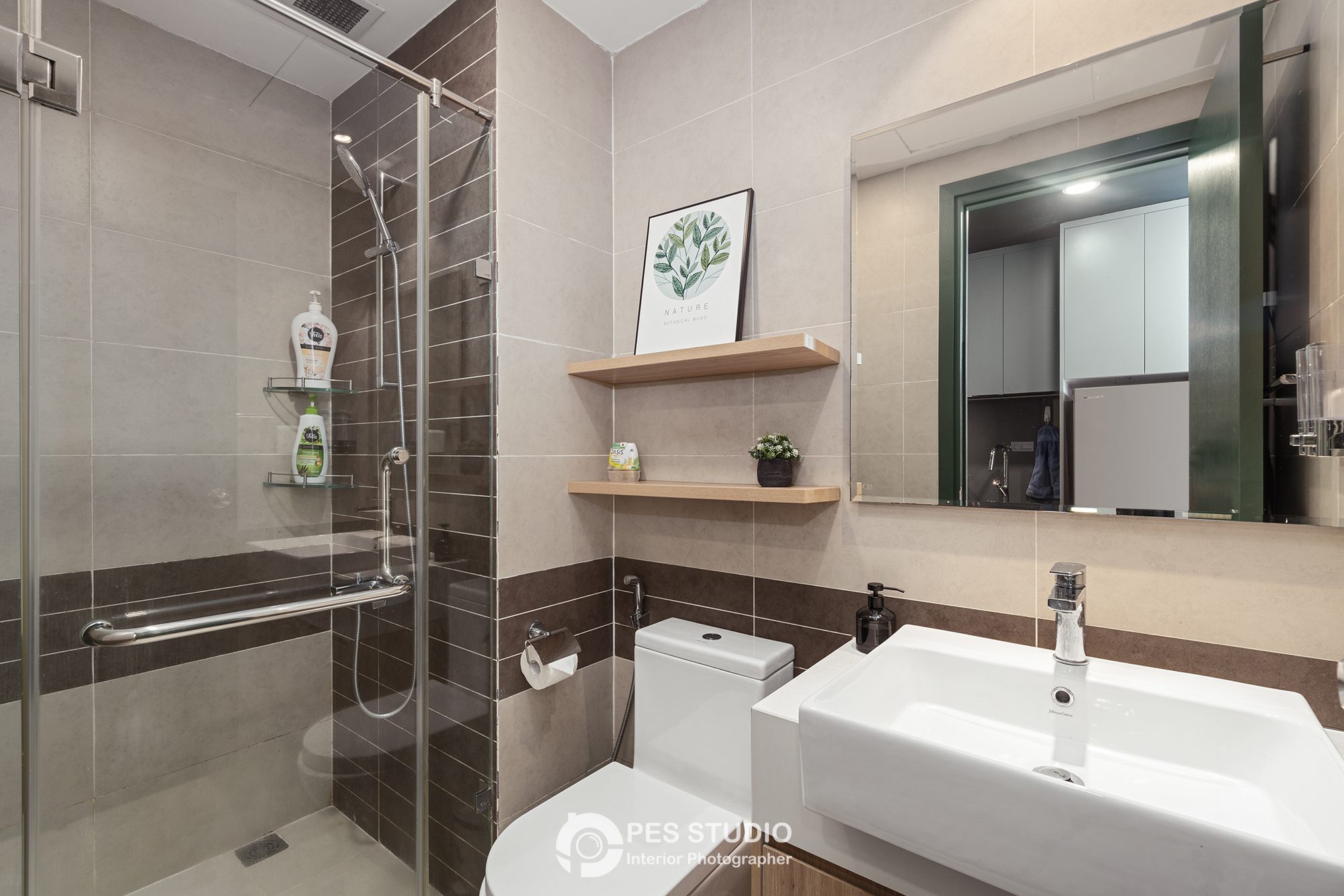 Phòng tắm căn hộ River Gate với lavabo đặt bàn và vách kính