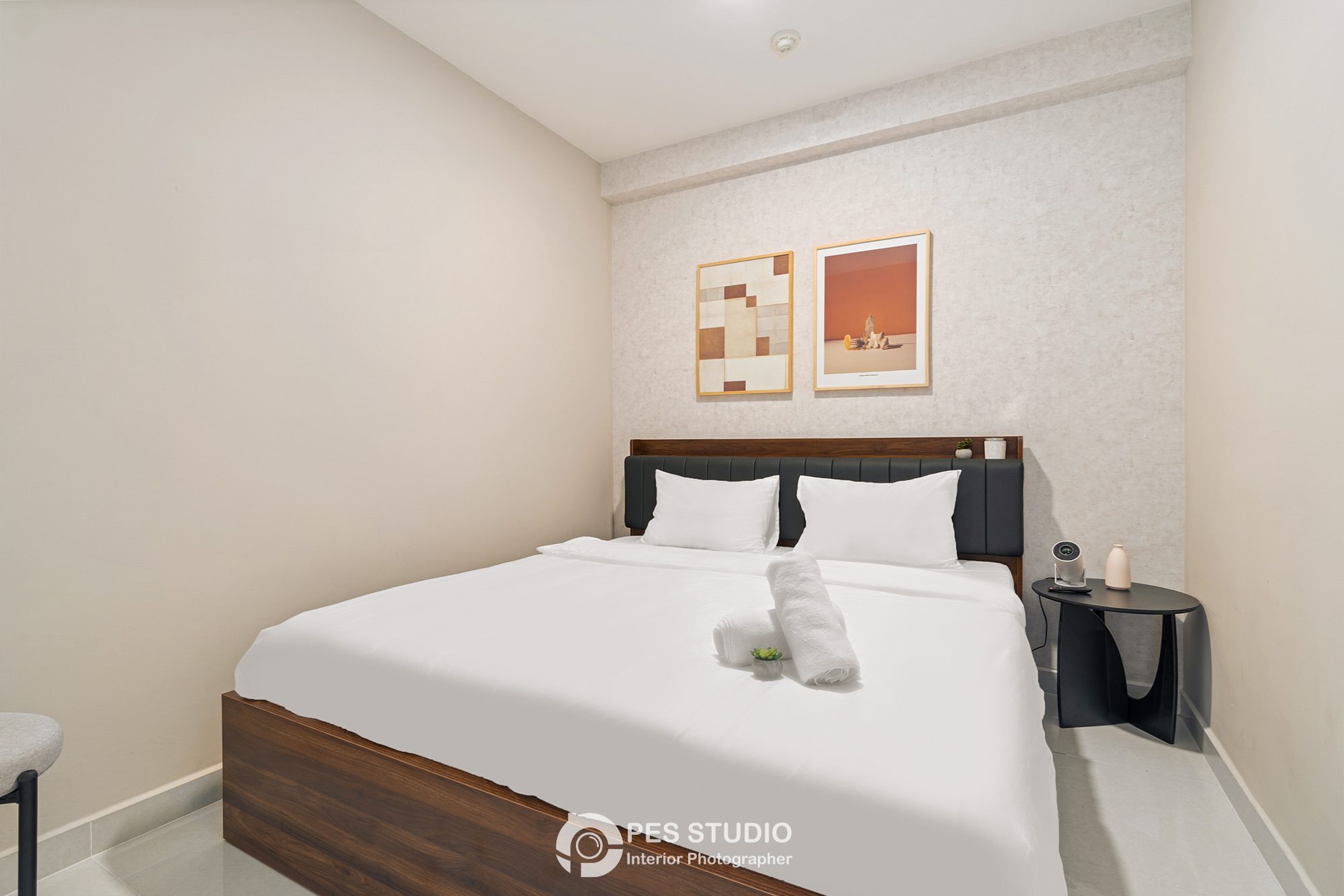 Phòng ngủ căn hộ Soho Residence với ga trắng và tranh treo tường