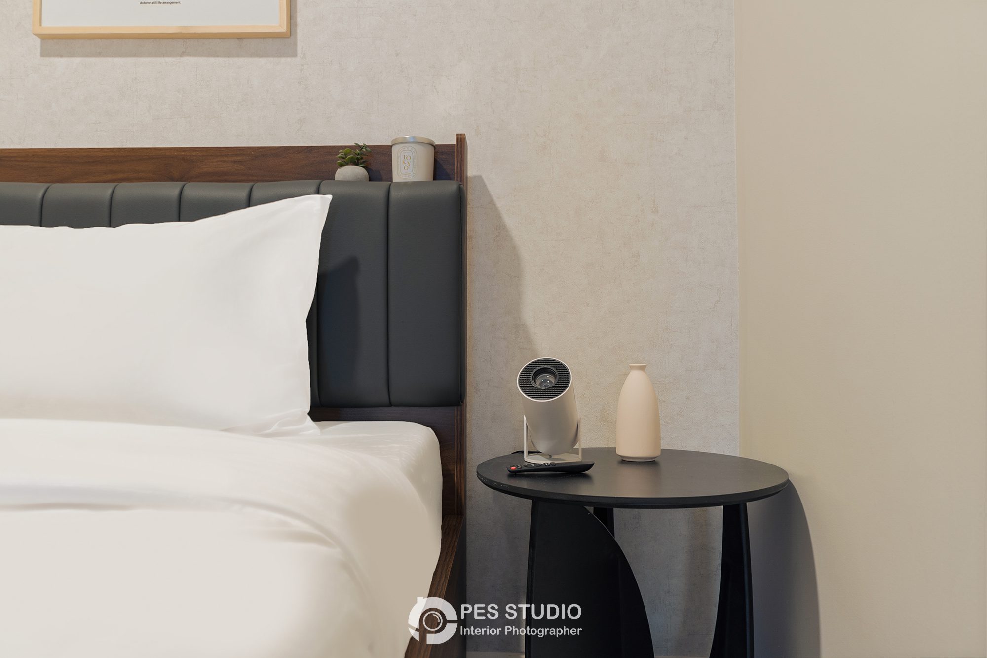 Cận cảnh giường và bàn đầu giường tròn trong căn hộ Soho Residence