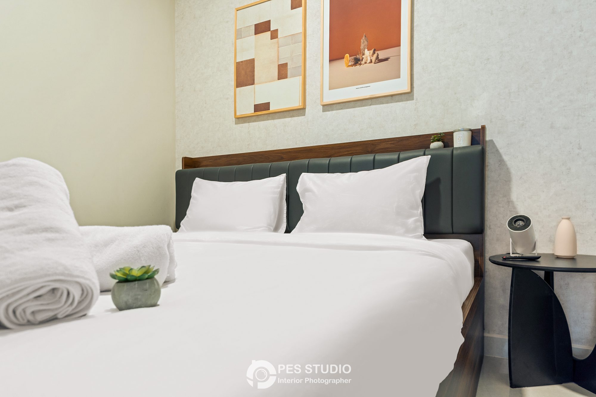 Phòng ngủ Soho Residence với giường đôi và bình hoa trên bàn nhỏ