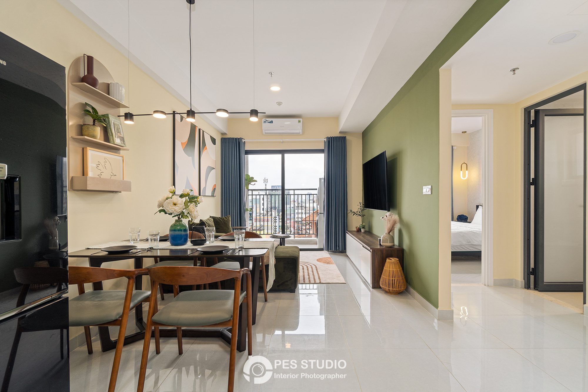 Bàn ăn và bếp căn hộ Soho Residence nhìn từ phòng khách