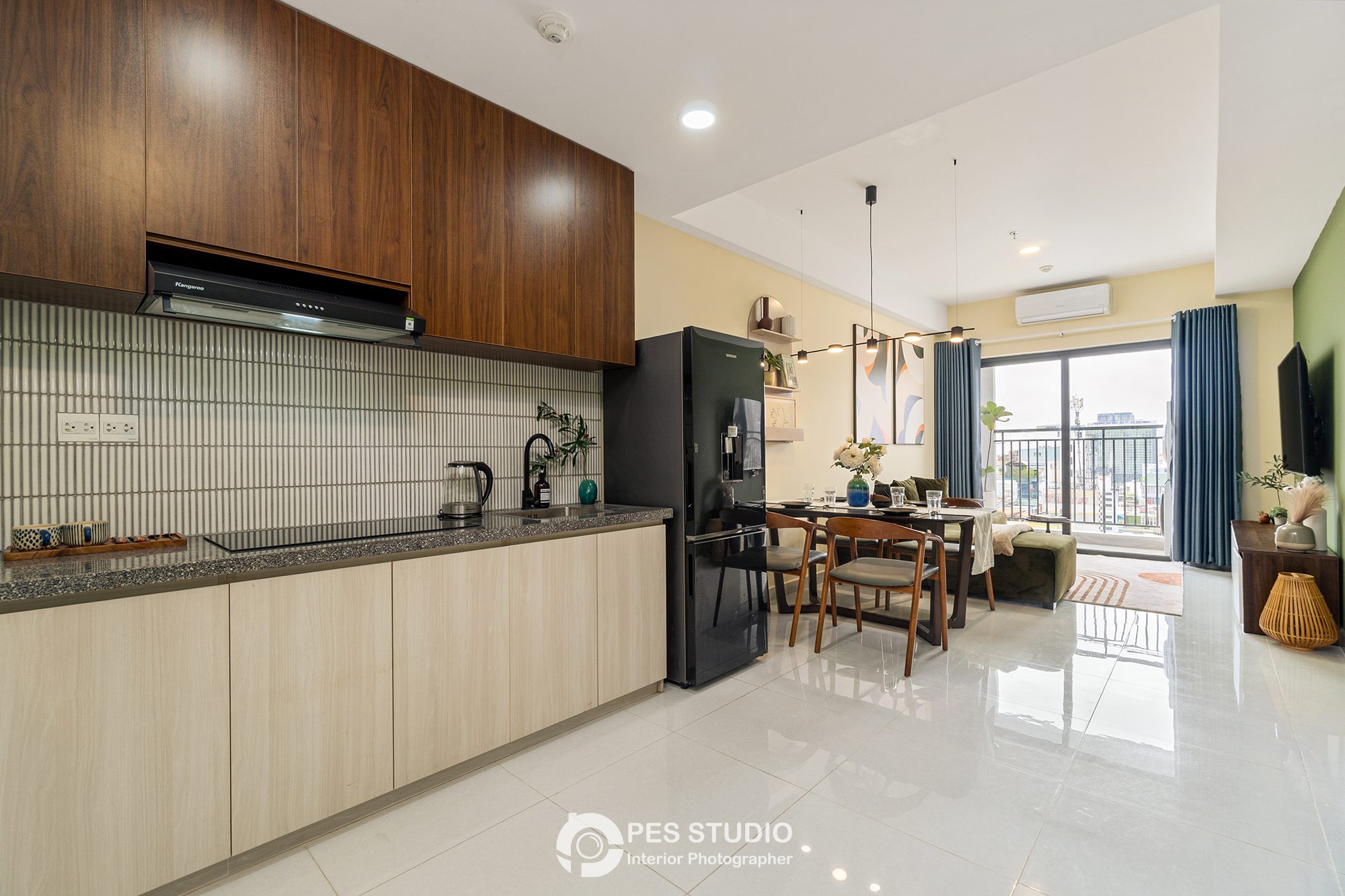 Bếp căn hộ Soho Residence với hệ tủ trên gỗ và ghế bar