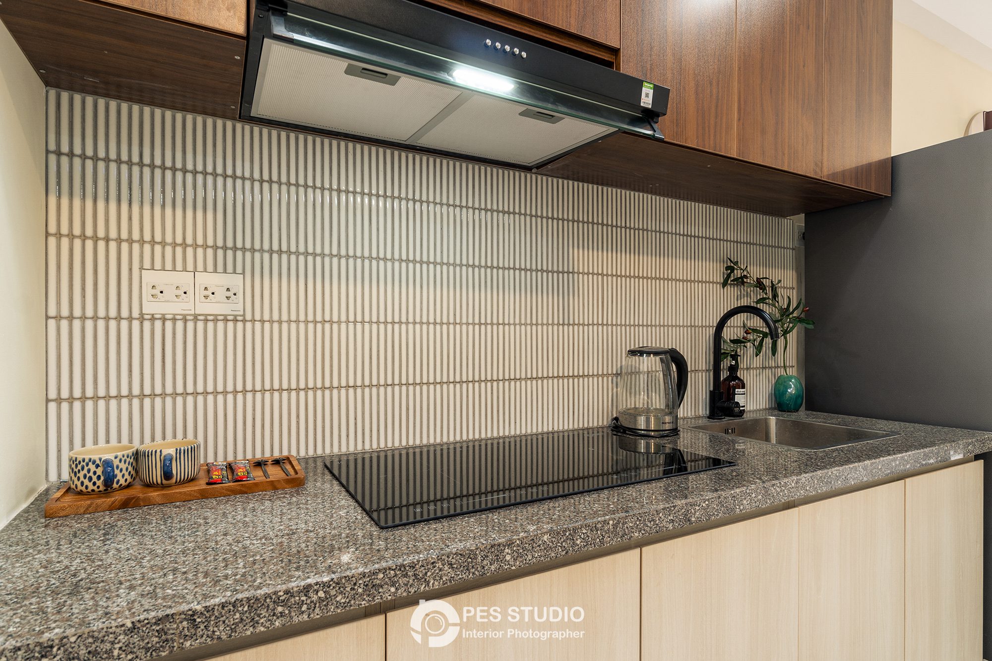 Cận cảnh mặt bếp đá và tường ốp gạch mosaic căn hộ Soho Residence