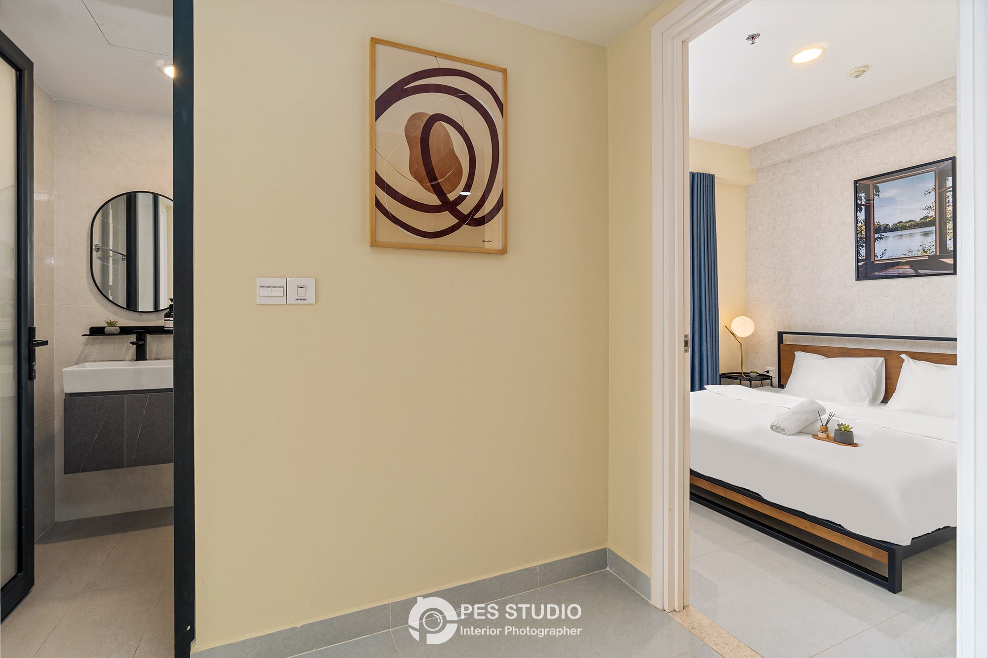 Phòng ngủ căn hộ Soho Residence với rèm xanh và tranh treo tường