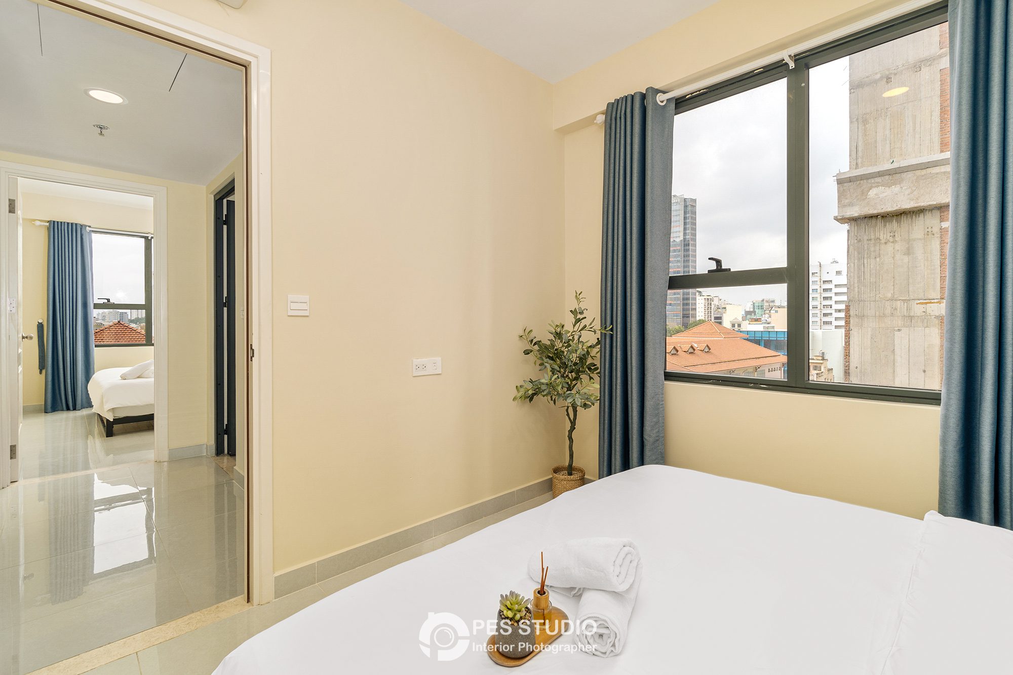 Phòng ngủ căn hộ Soho Residence nhìn từ cửa vào với bàn làm việc
