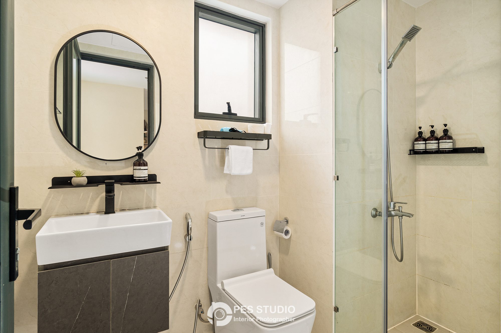 Bàn lavabo căn hộ Soho Residence với gương tròn viền đen
