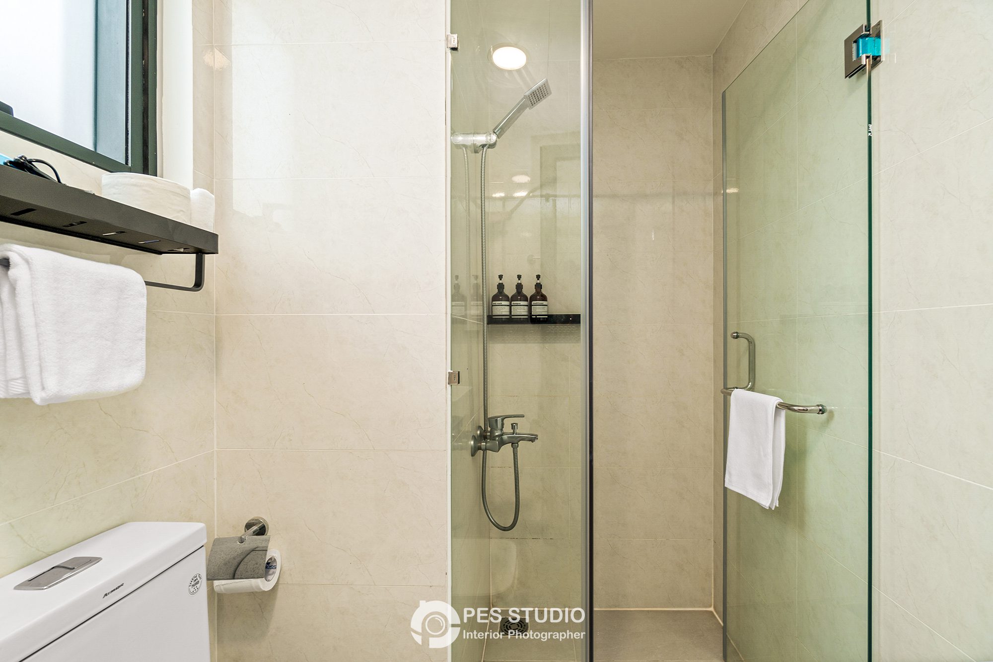 Buồng tắm đứng căn hộ Soho Residence với vách kính và khăn treo