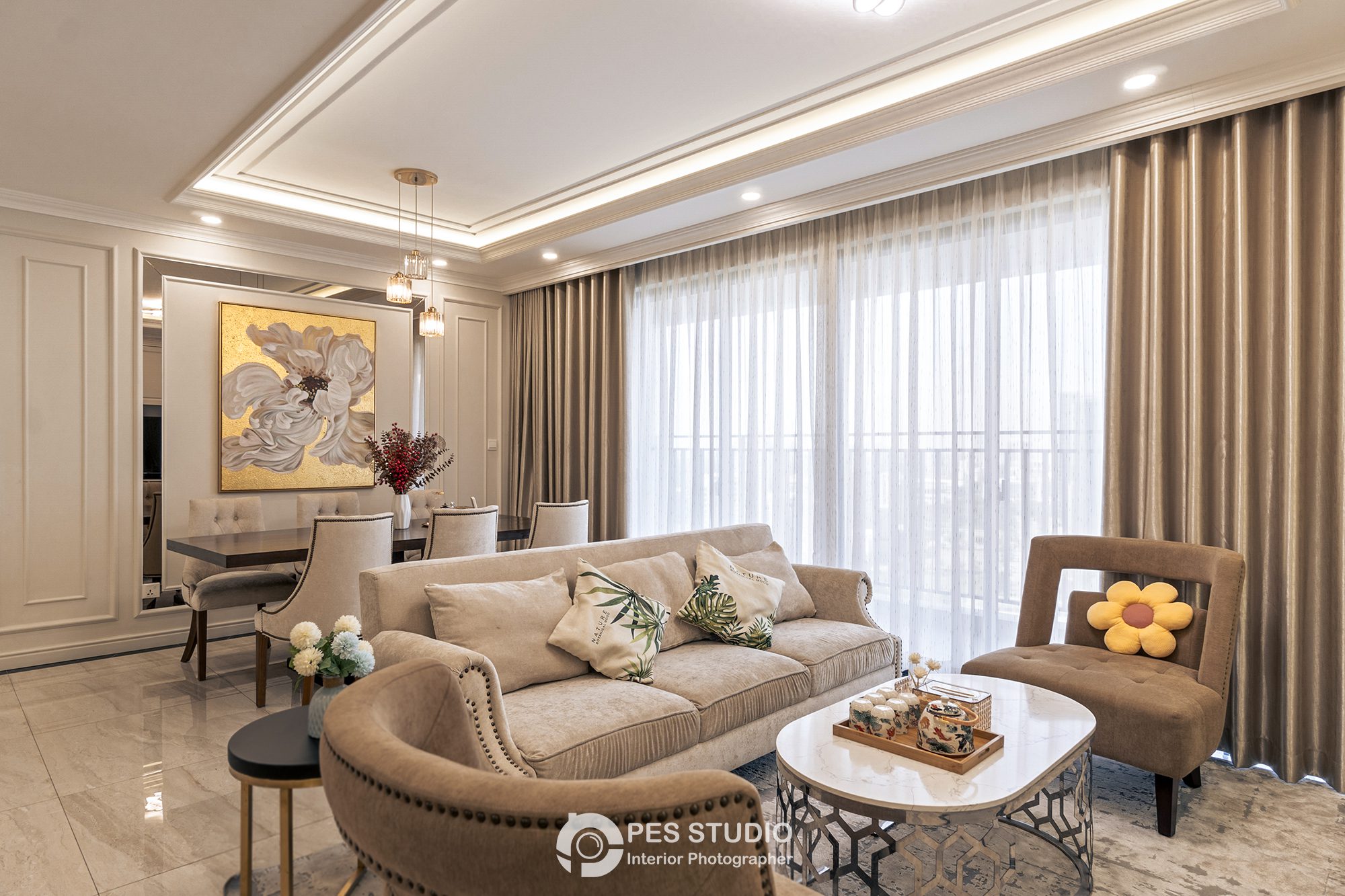 Phòng khách căn hộ The View at Riviera Point với sofa kem và rèm dài