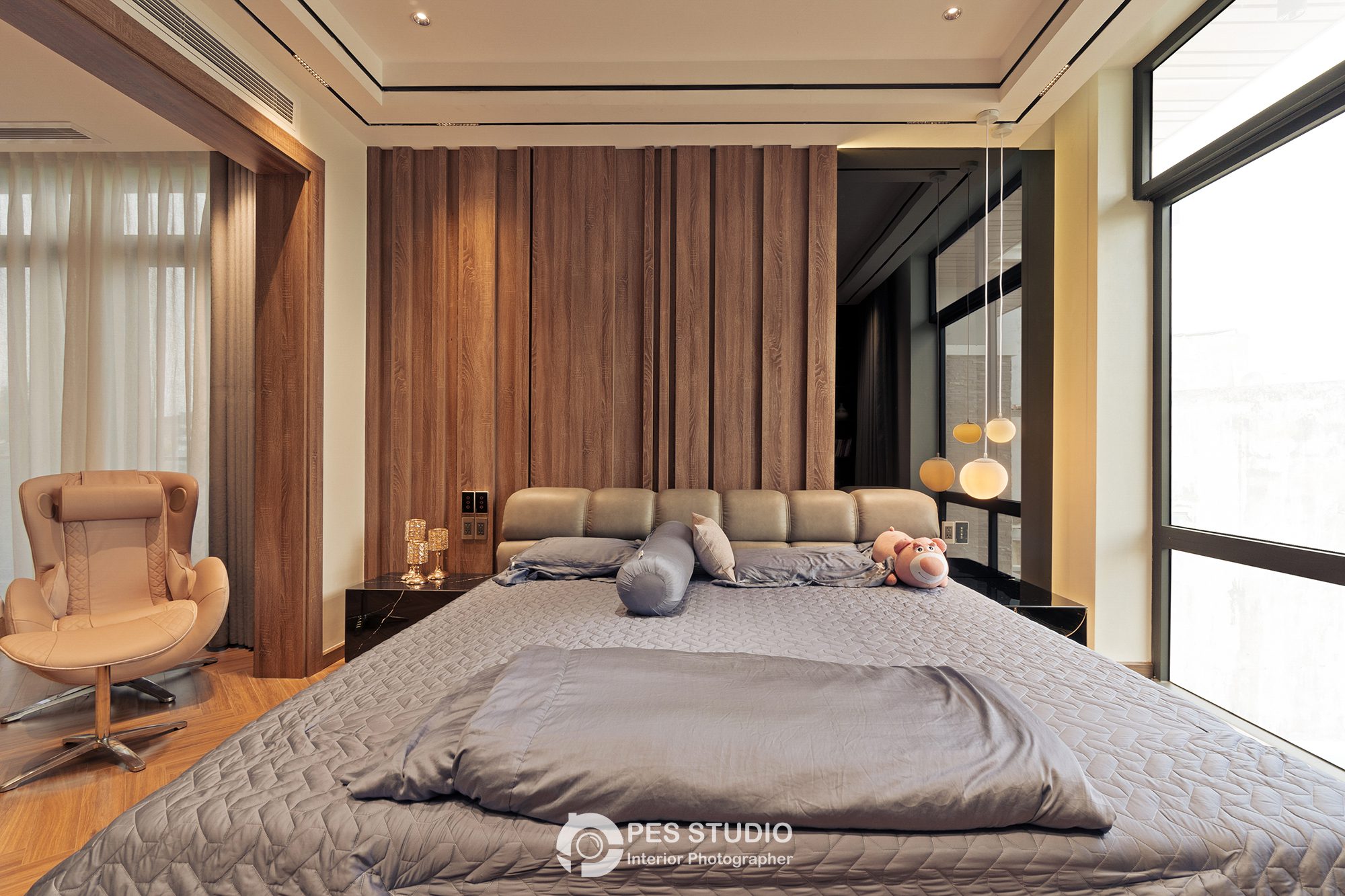 Phòng ngủ biệt thự Bình Dương với đầu giường ốp gỗ cao kịch trần