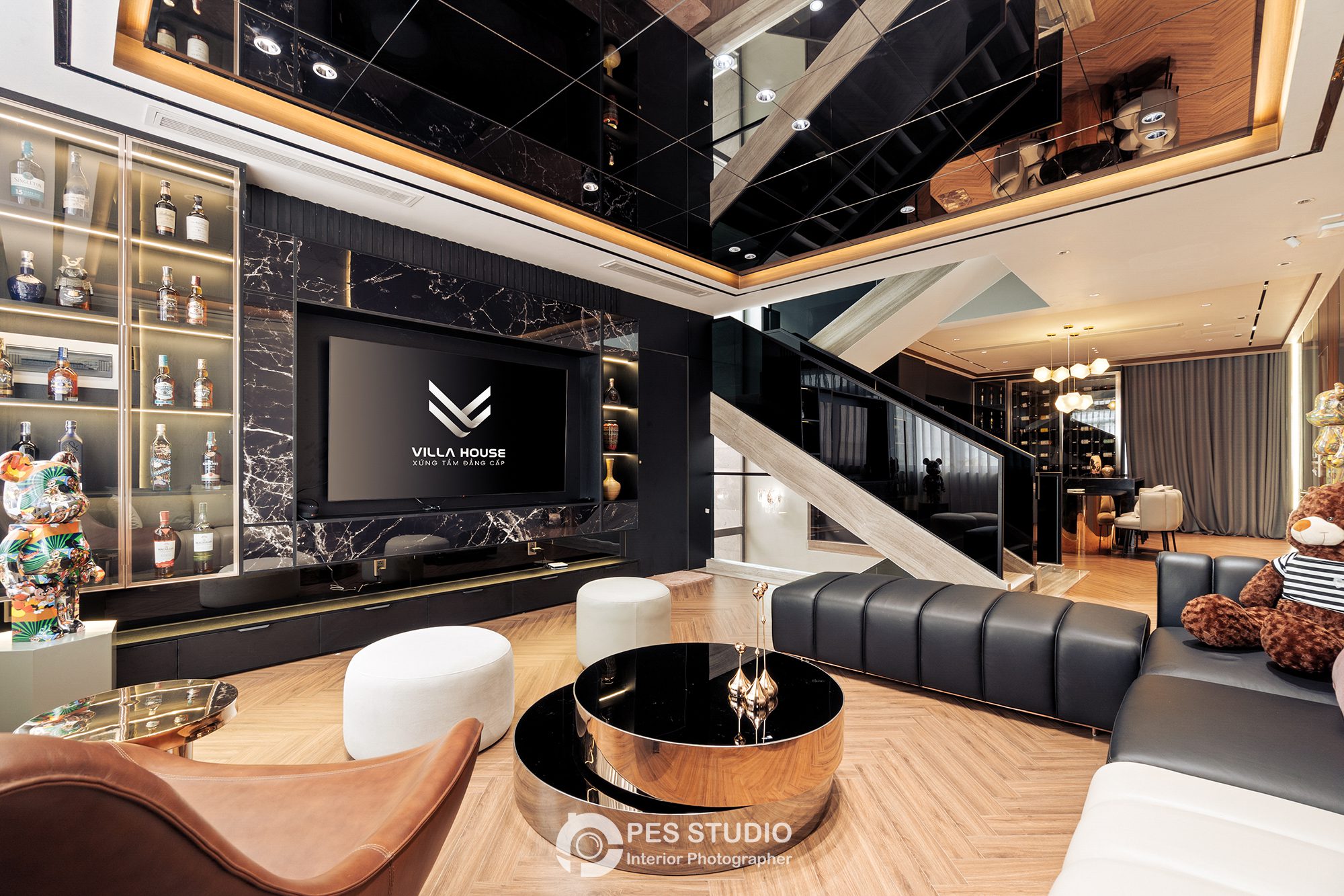 Phòng giải trí biệt thự Bình Dương với sofa cong và bàn trà tròn