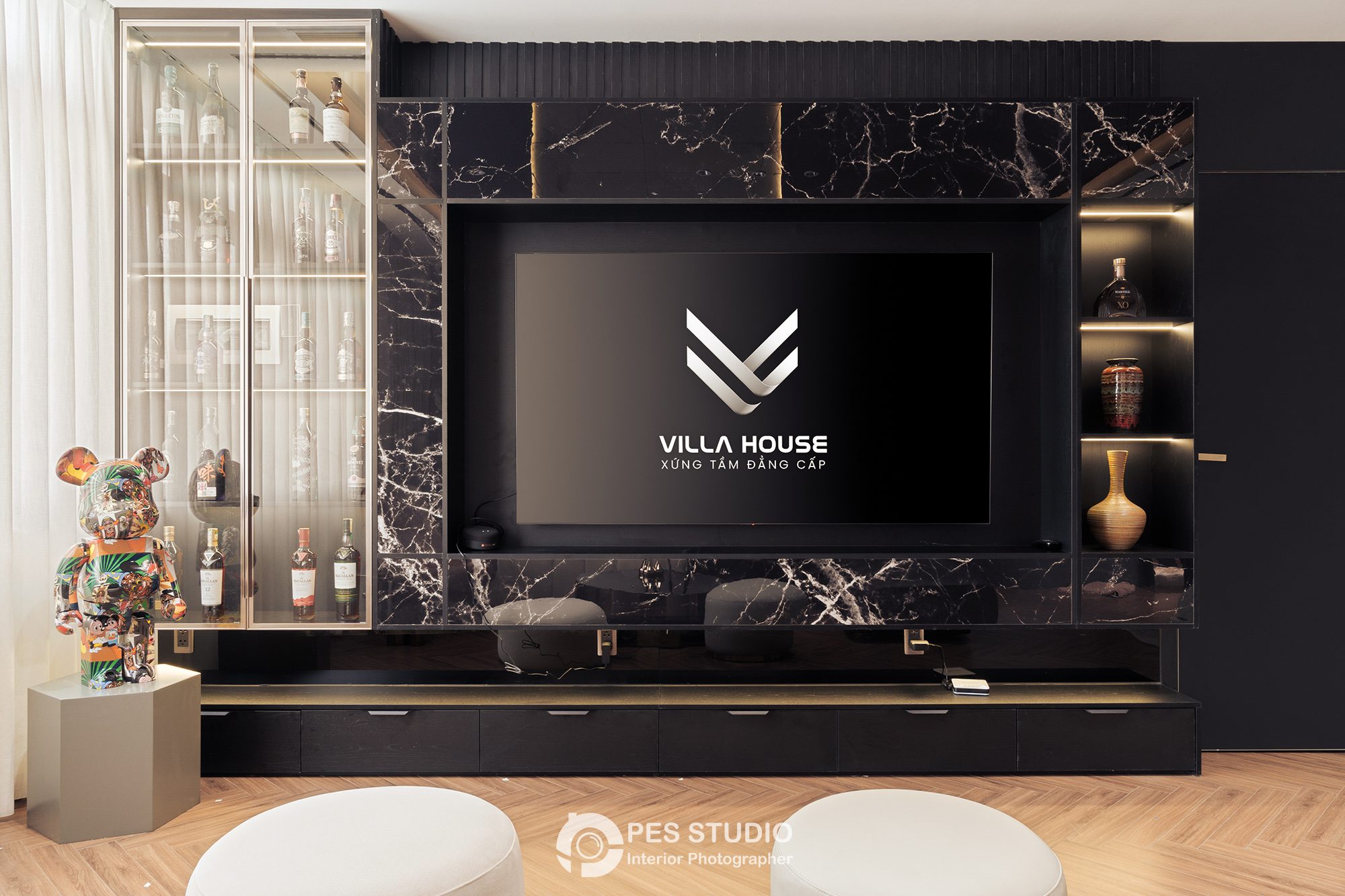 Vách TV ốp gỗ sẫm và kệ trang trí trong biệt thự Bình Dương