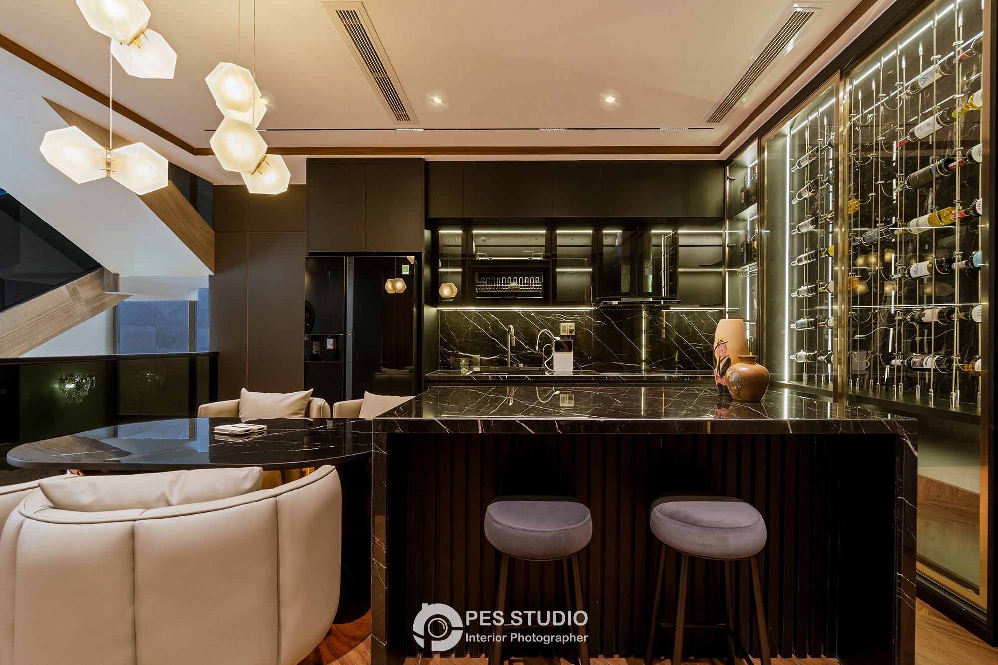 Khu bar biệt thự Bình Dương với tủ rượu kính và ghế cao
