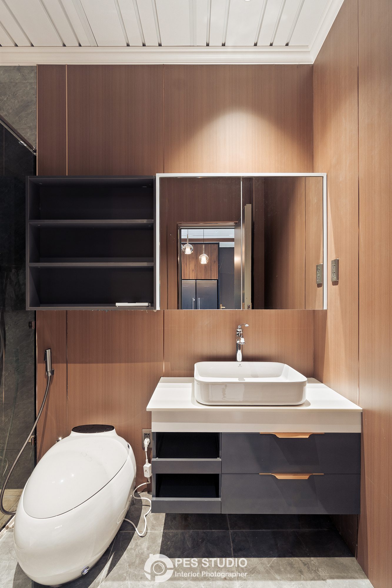 Phòng tắm biệt thự Bình Dương với lavabo đặt bàn và gương tròn