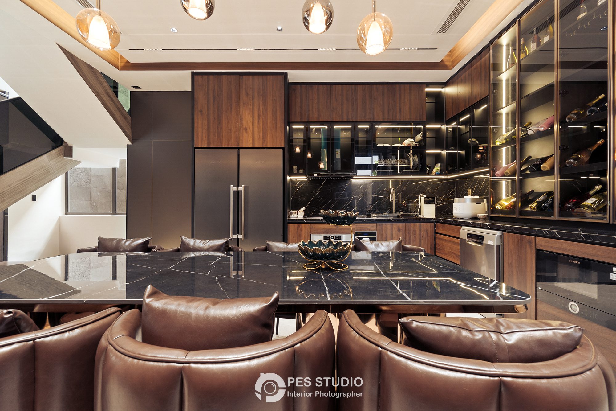 Bàn ăn tròn nhìn từ trên xuống với bộ ghế bọc da nâu