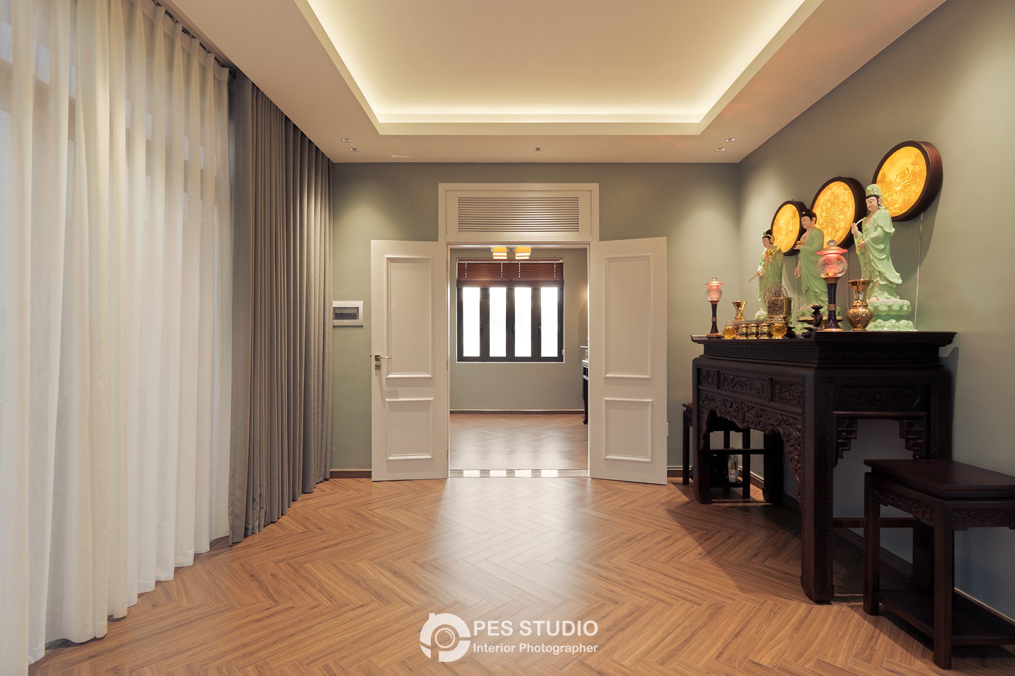 Hành lang dẫn vào phòng thờ biệt thự với đèn tường