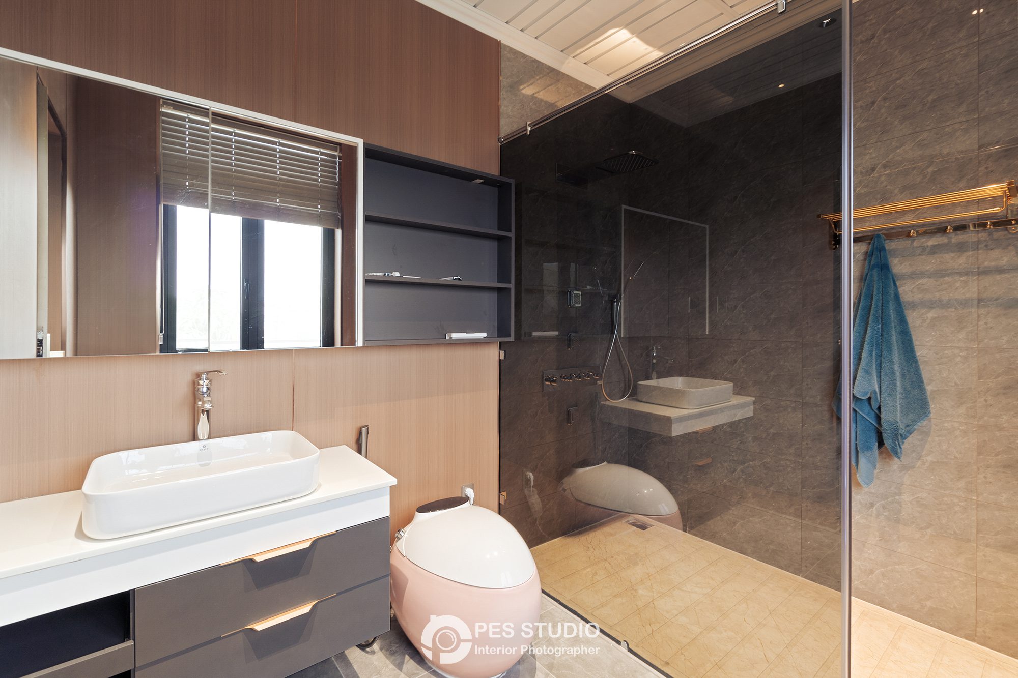 Phòng tắm biệt thự với lavabo đặt bàn và tường ốp đá sẫm