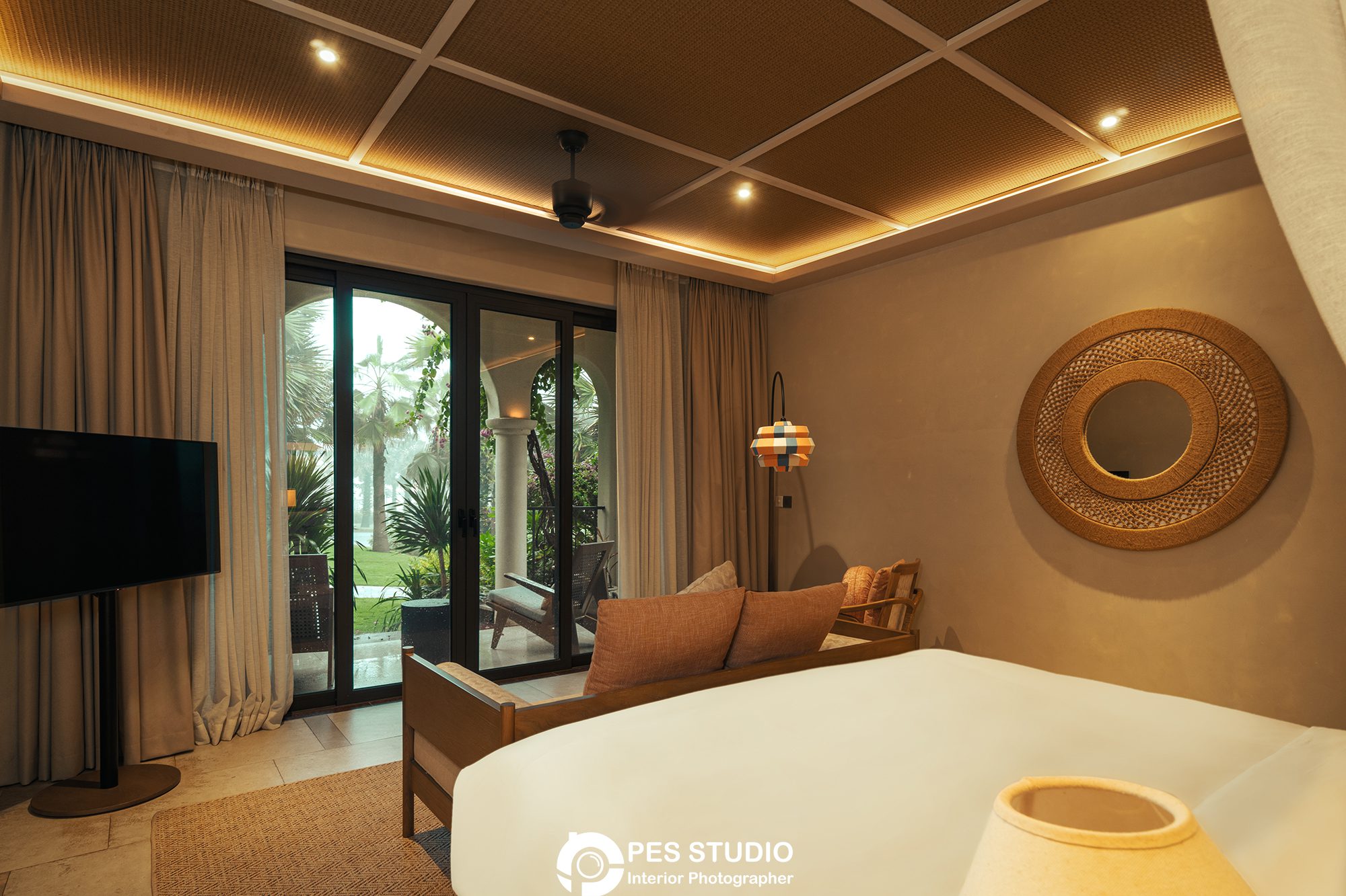 Phòng nghỉ resort Radisson với giường đôi và cửa kính ra ban công vườn