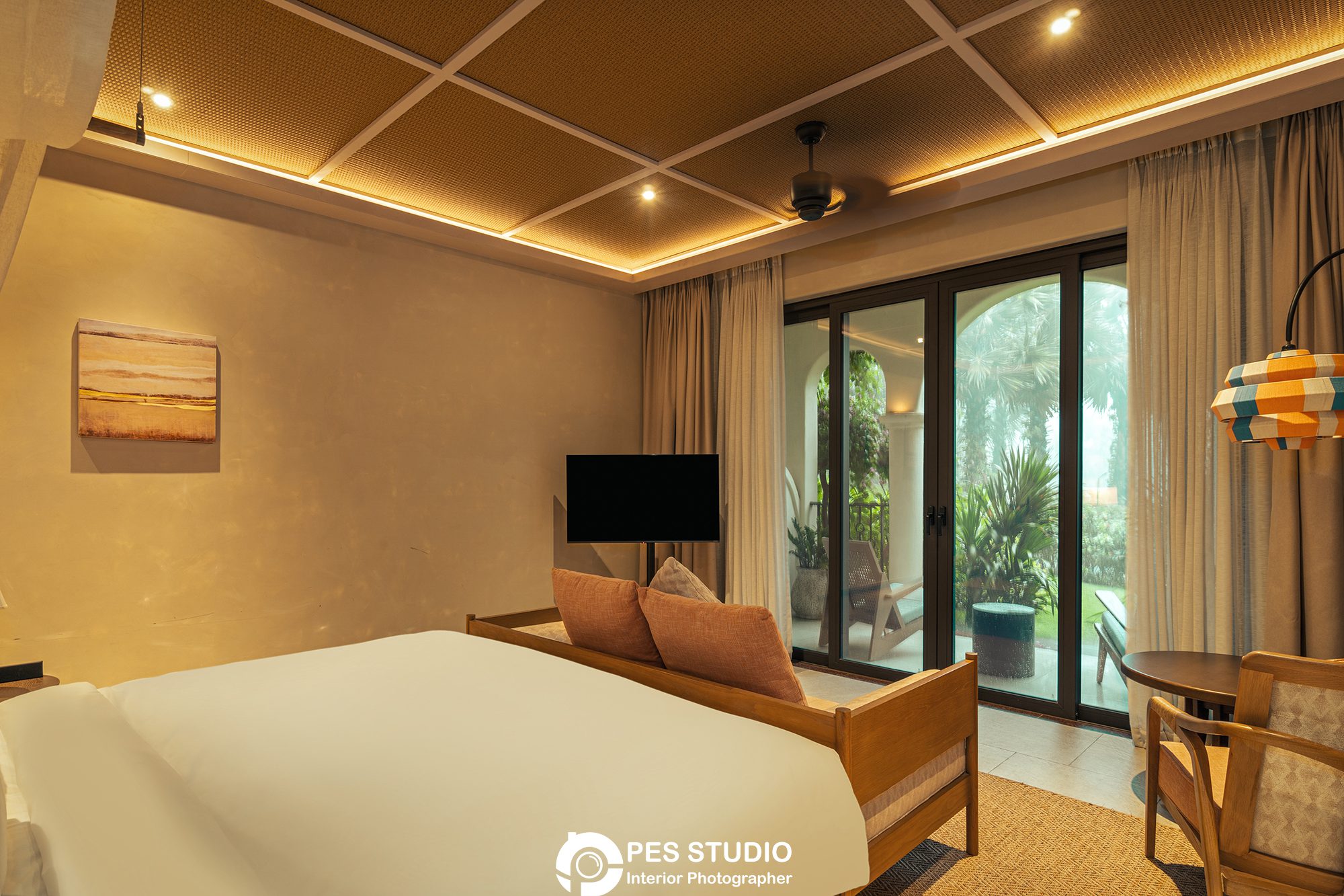 Phòng nghỉ resort Radisson nhìn ra vườn dừa qua cửa kính lớn