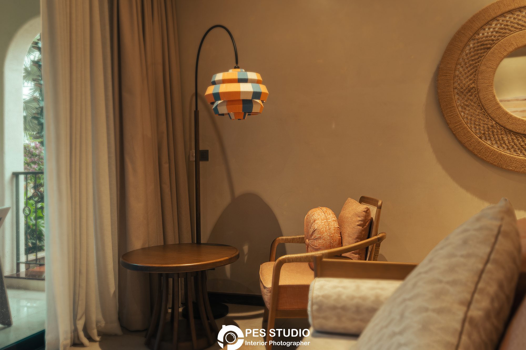 Góc bàn tròn và ghế bọc nỉ trong phòng nghỉ resort Radisson