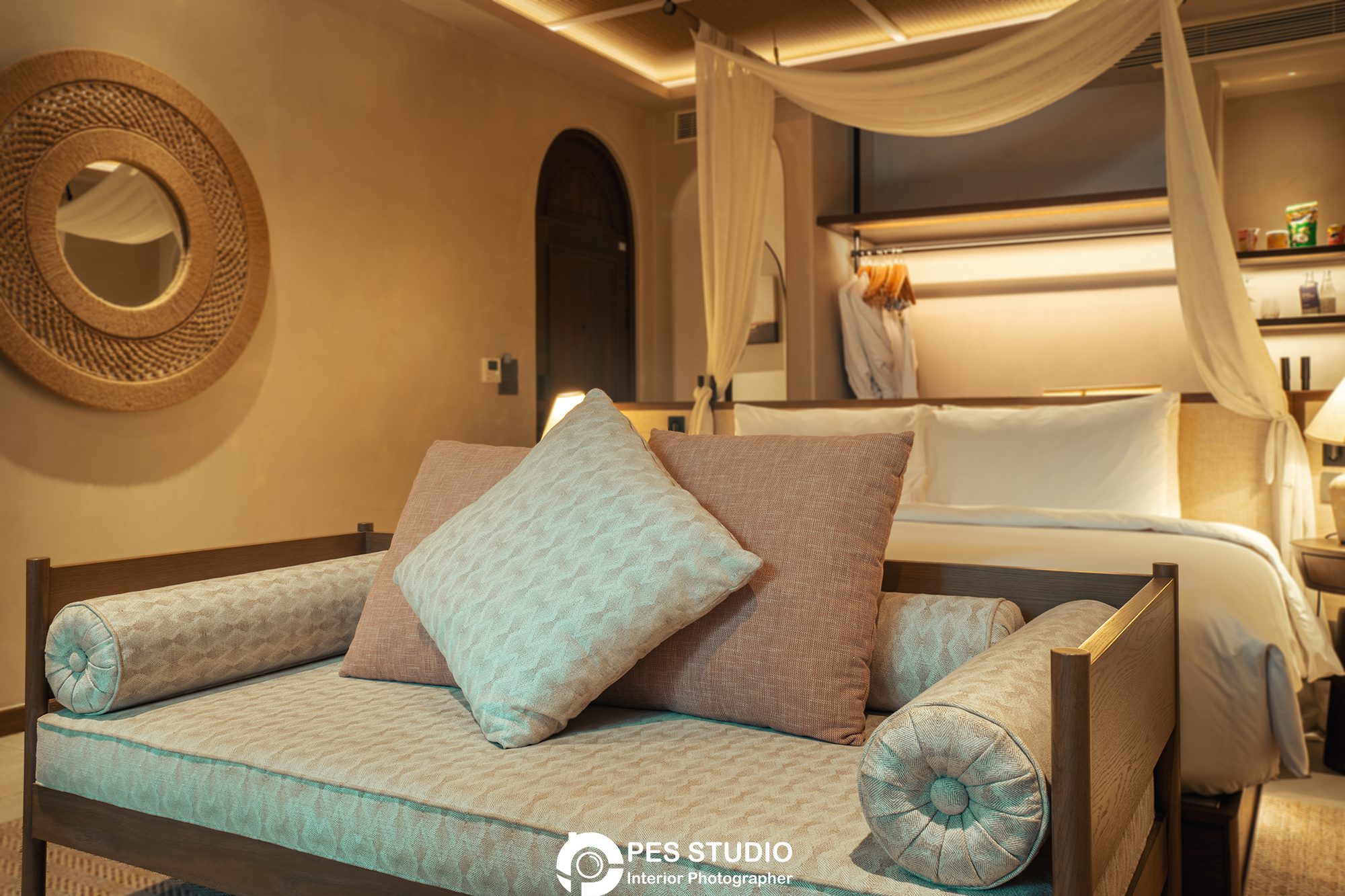 Ghế nằm dài đặt cạnh cửa sổ trong phòng nghỉ resort Radisson