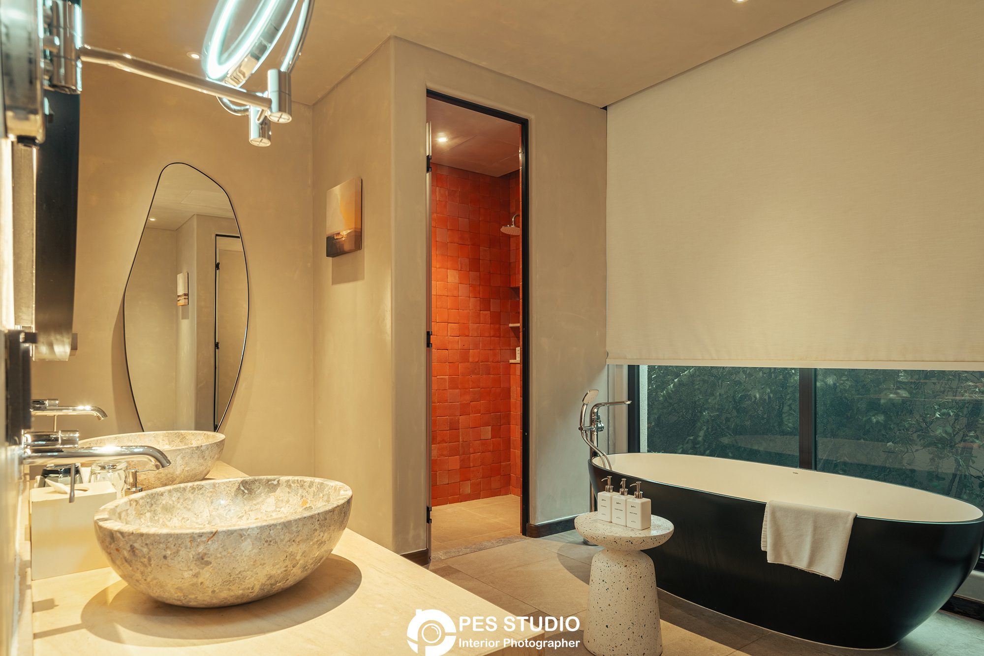 Phòng tắm resort Radisson với bồn tắm và bàn lavabo đá