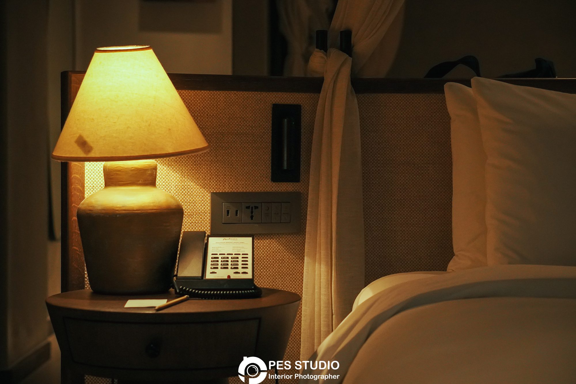 Góc làm việc phòng resort với ghế bọc da và bàn gỗ