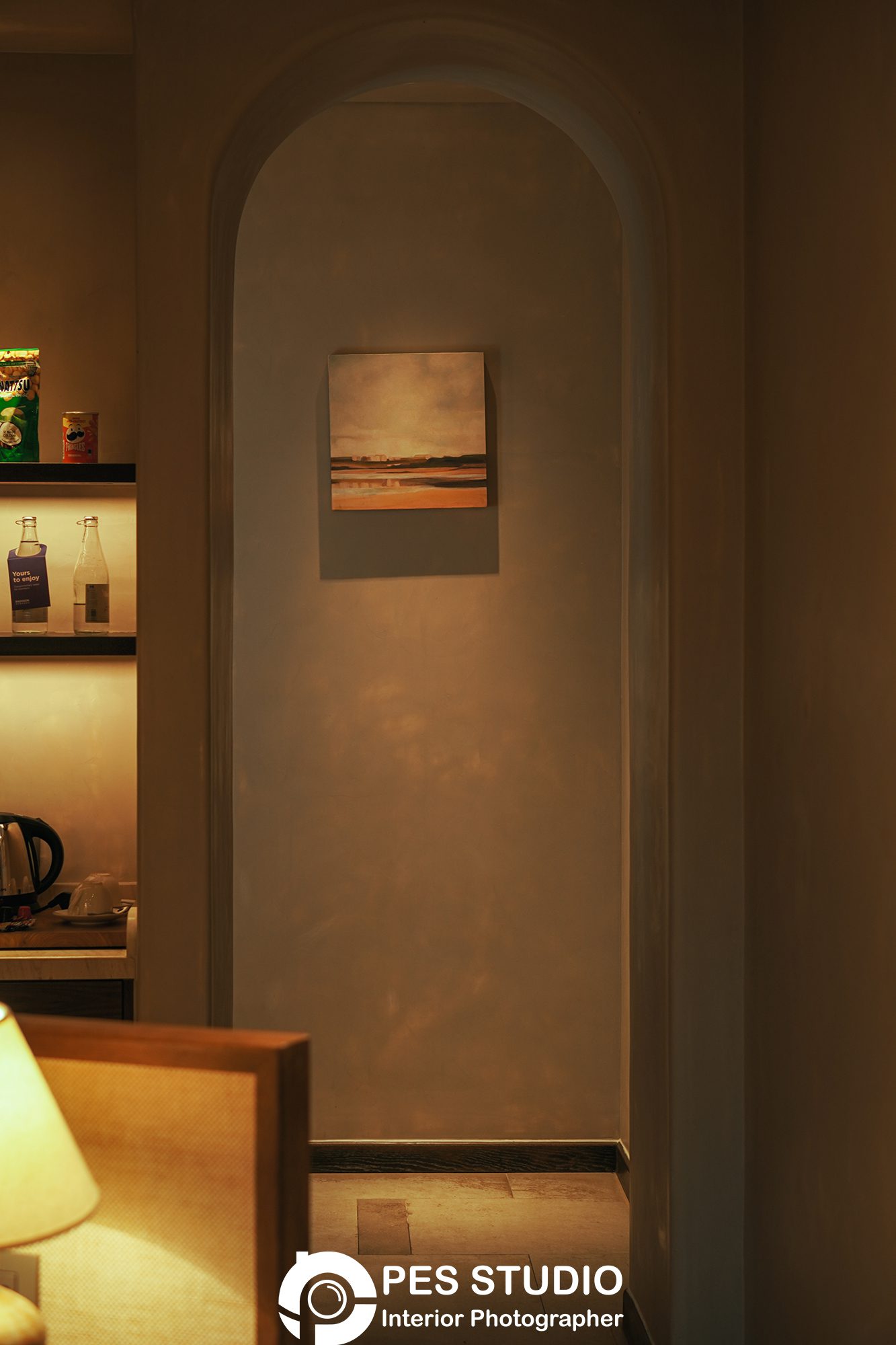 Tủ minibar và két sắt đặt trong phòng nghỉ resort Radisson