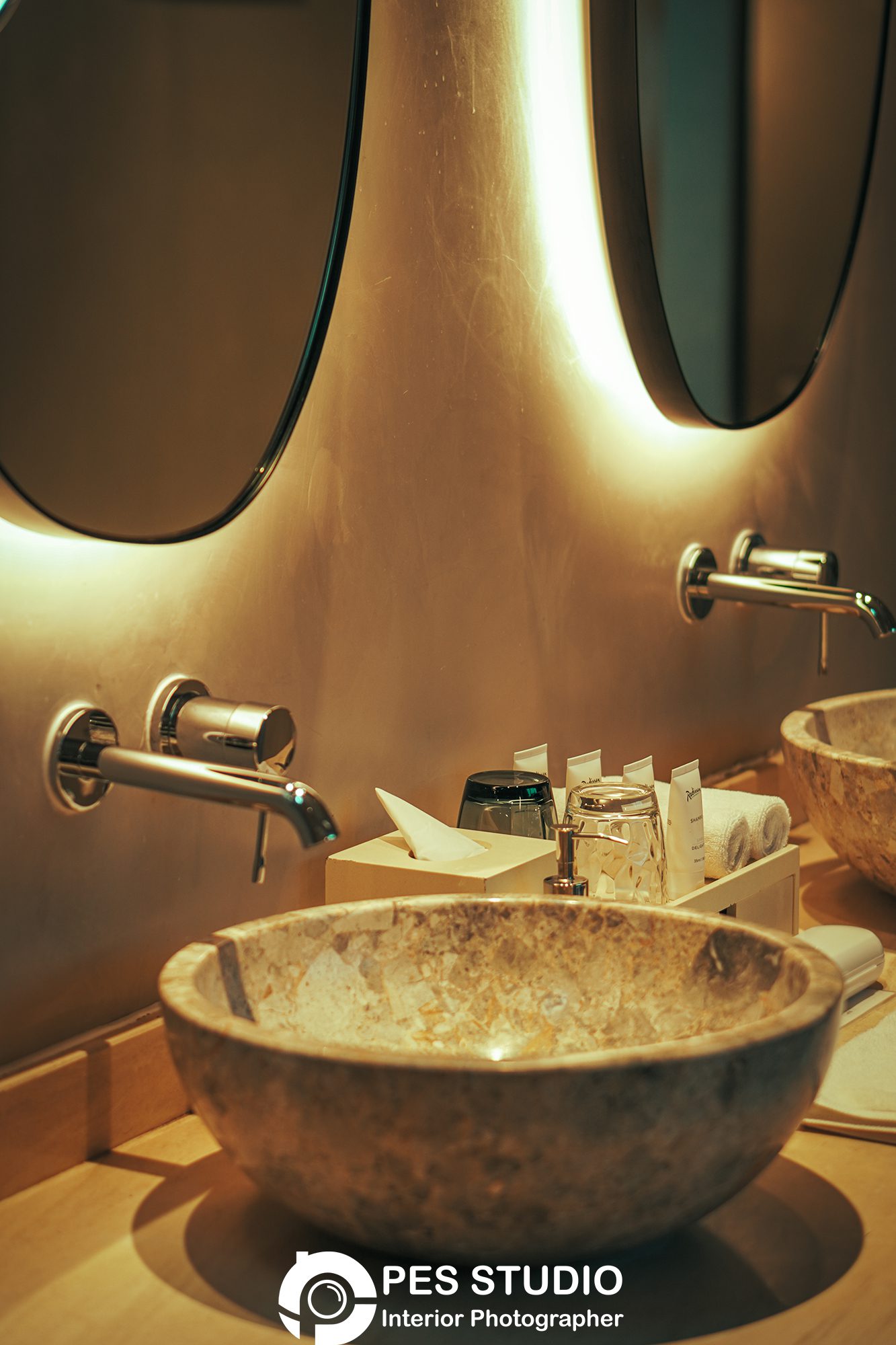Bàn lavabo resort với gương oval và khay khăn cuộn