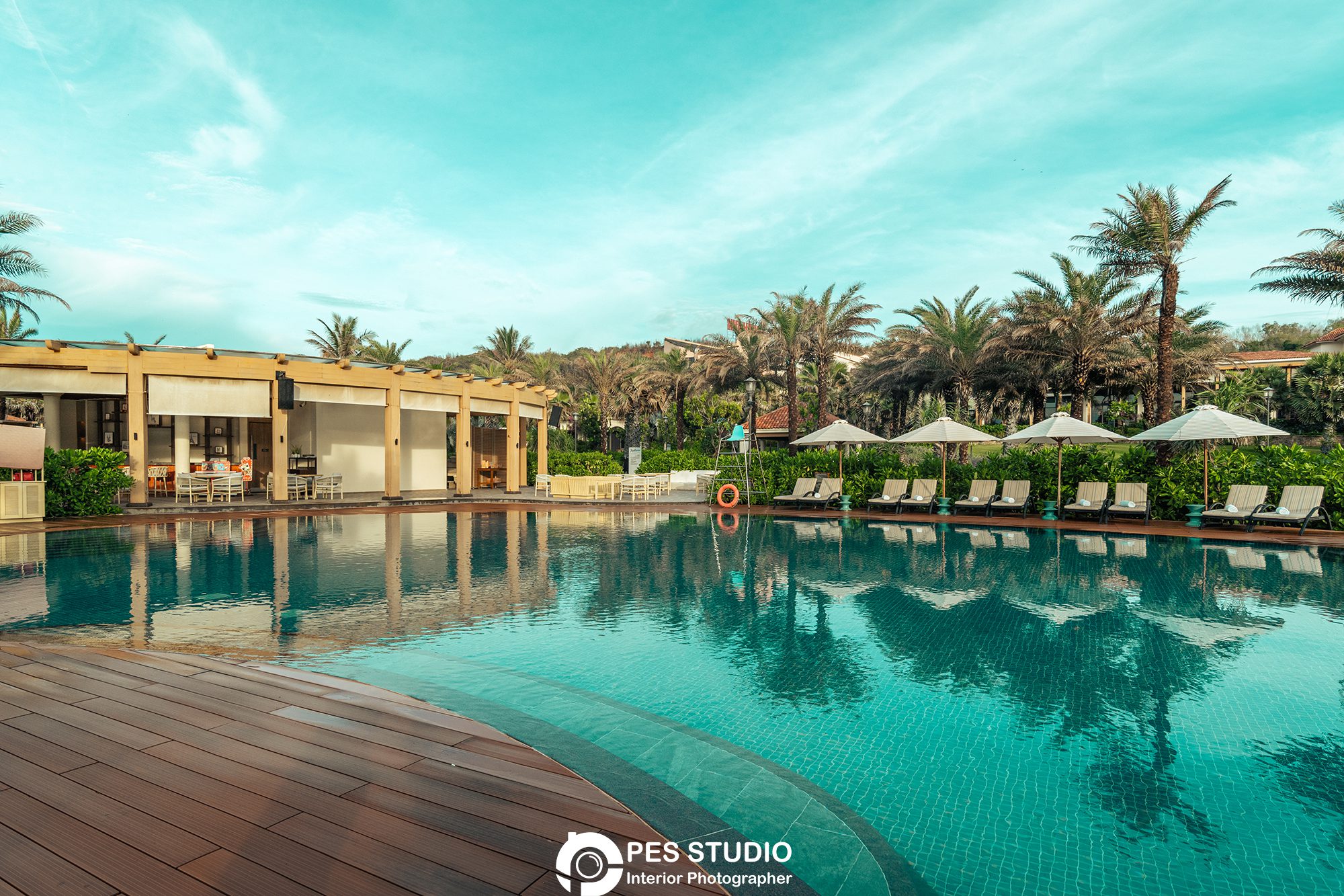 Hồ bơi lớn resort Radisson bao quanh bởi hàng dừa