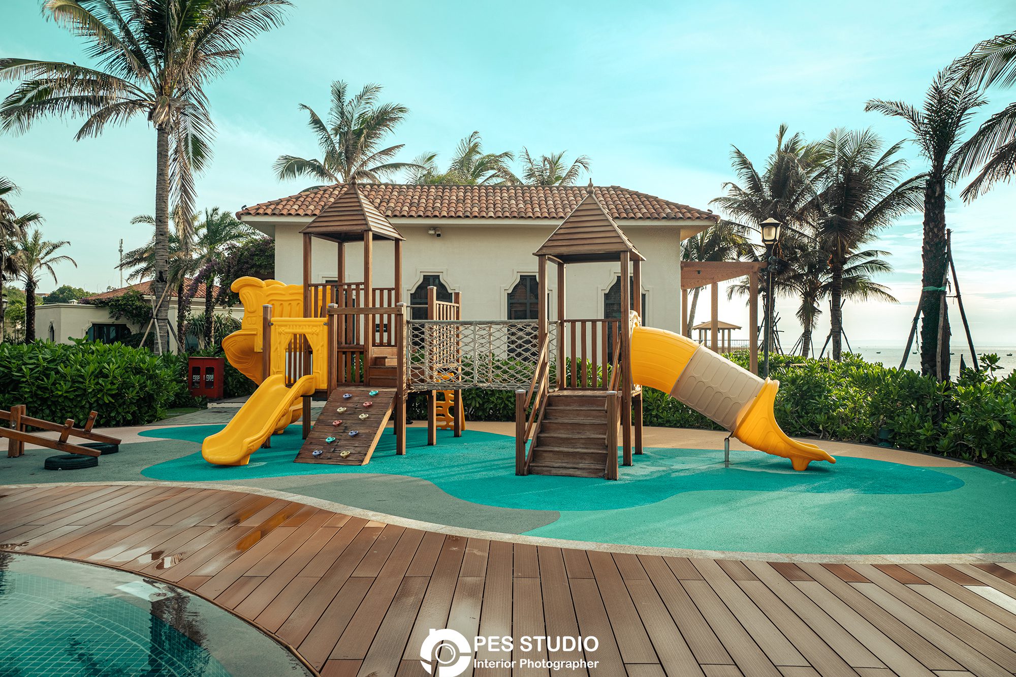 Khu hồ bơi trẻ em resort Radisson với cầu trượt màu