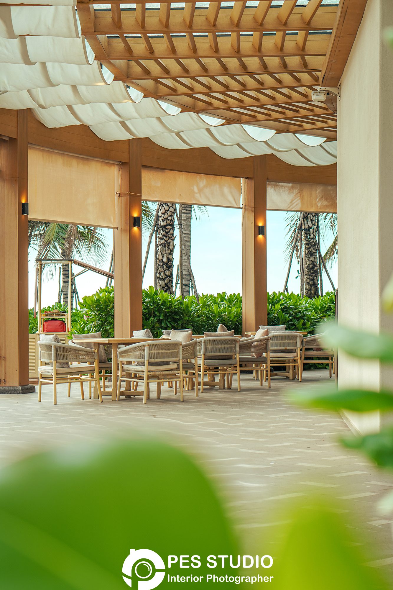 Khu ngồi ngoài trời resort Radisson nhìn ra vườn dừa