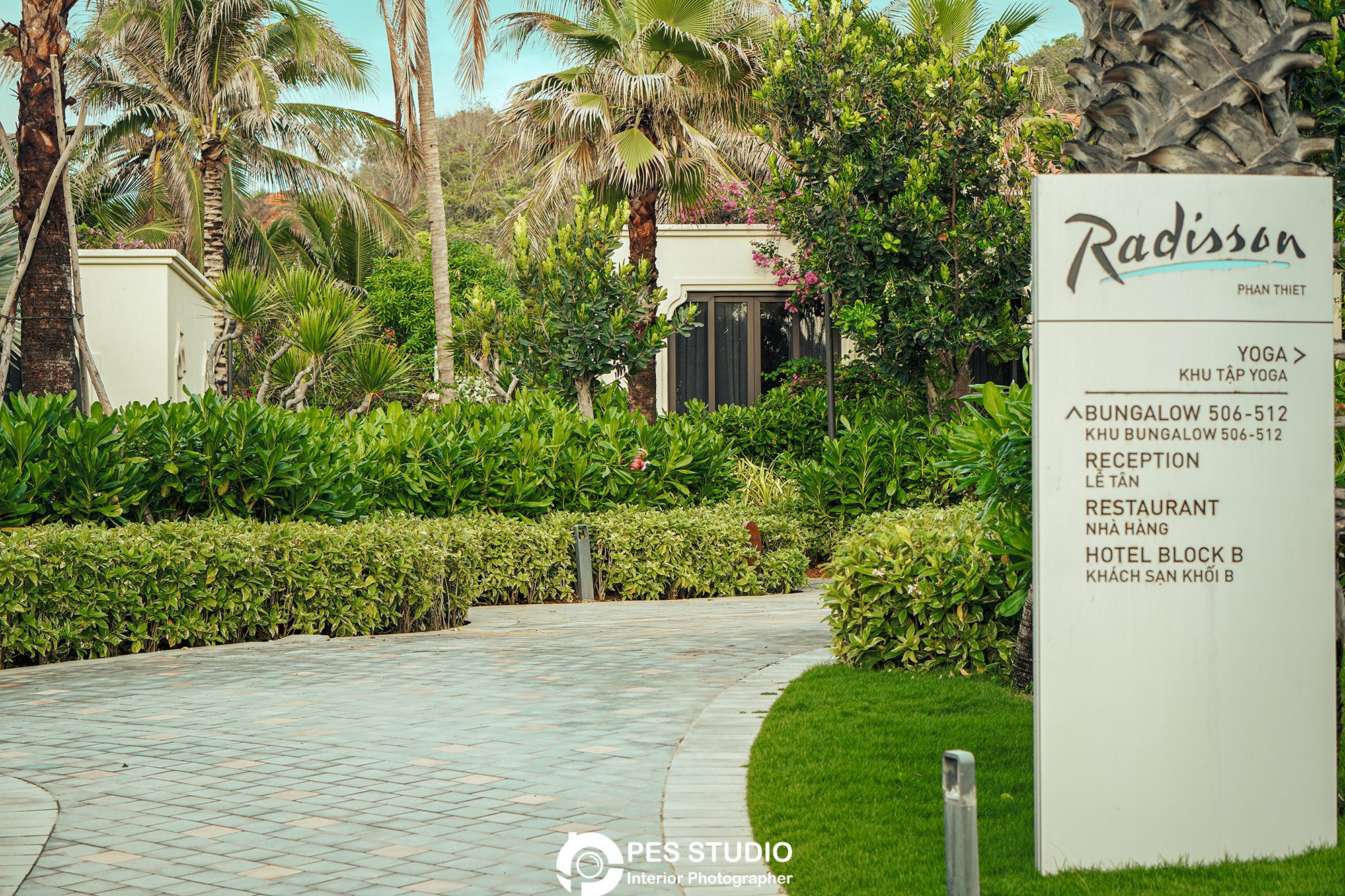 Biển hiệu Radisson đặt tại lối vào resort
