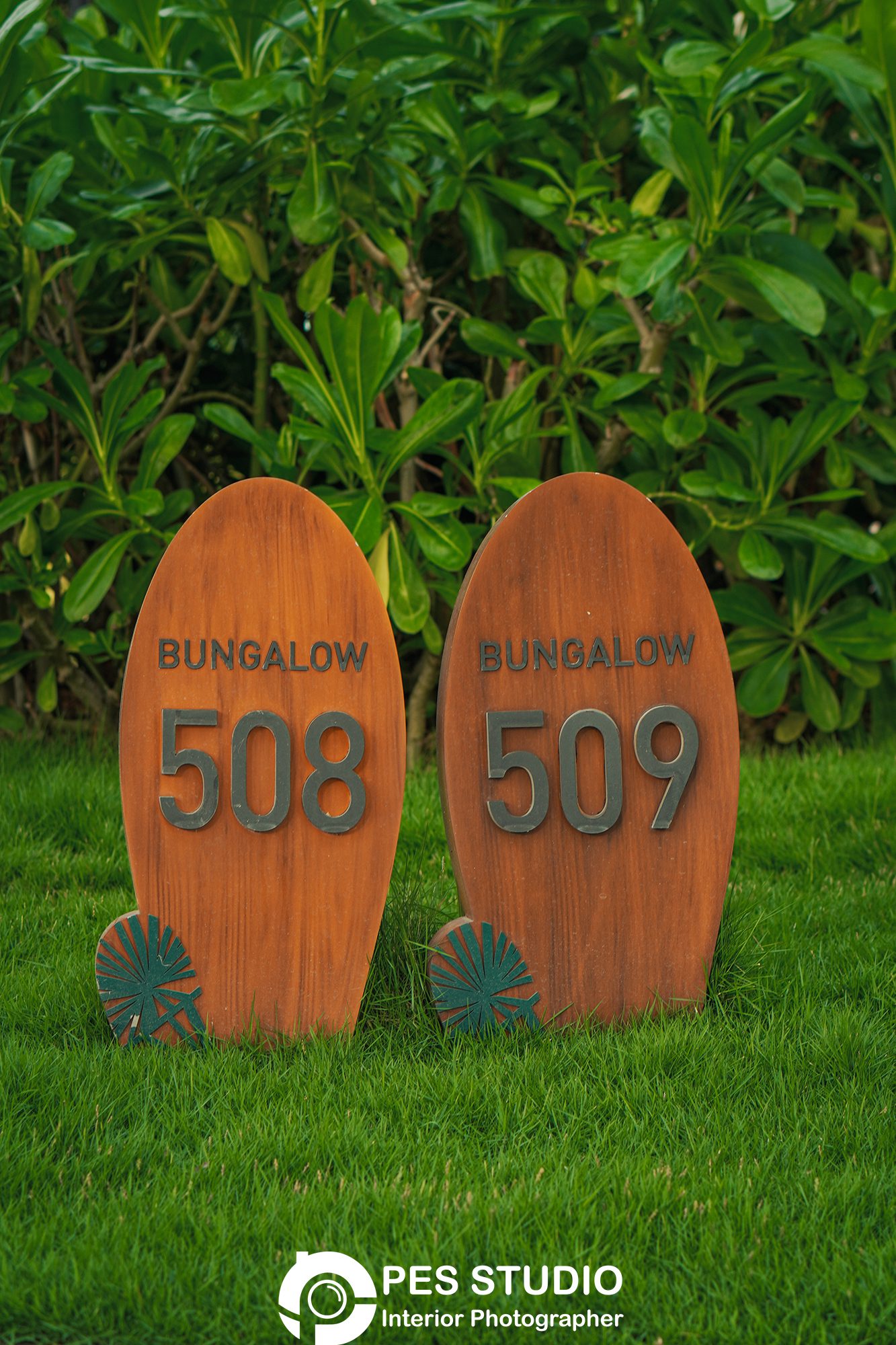 Bảng số bungalow 508 và 509 khắc trên gỗ tại resort Radisson