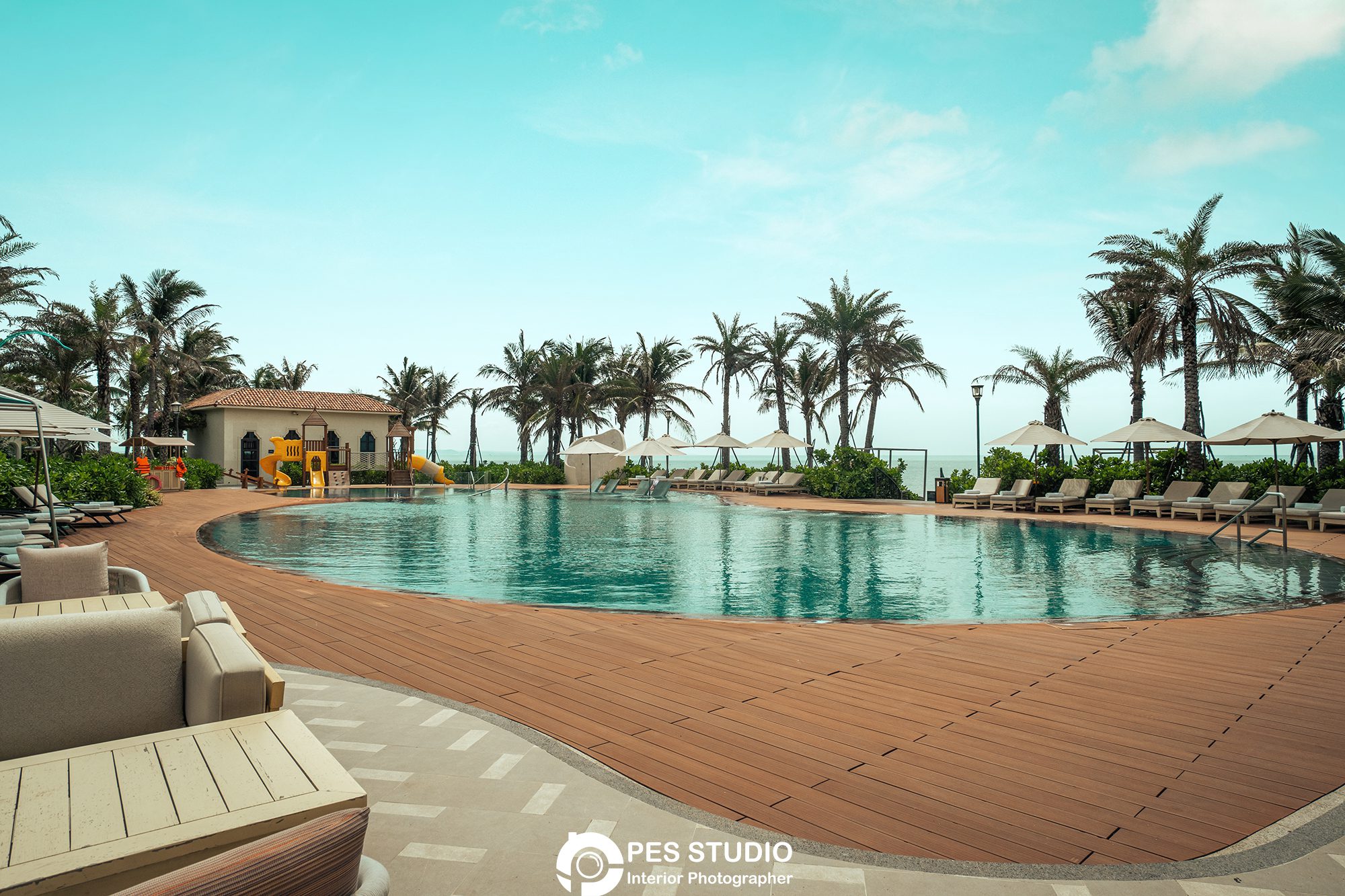 Hồ bơi resort Radisson nhìn thẳng ra đường chân trời biển