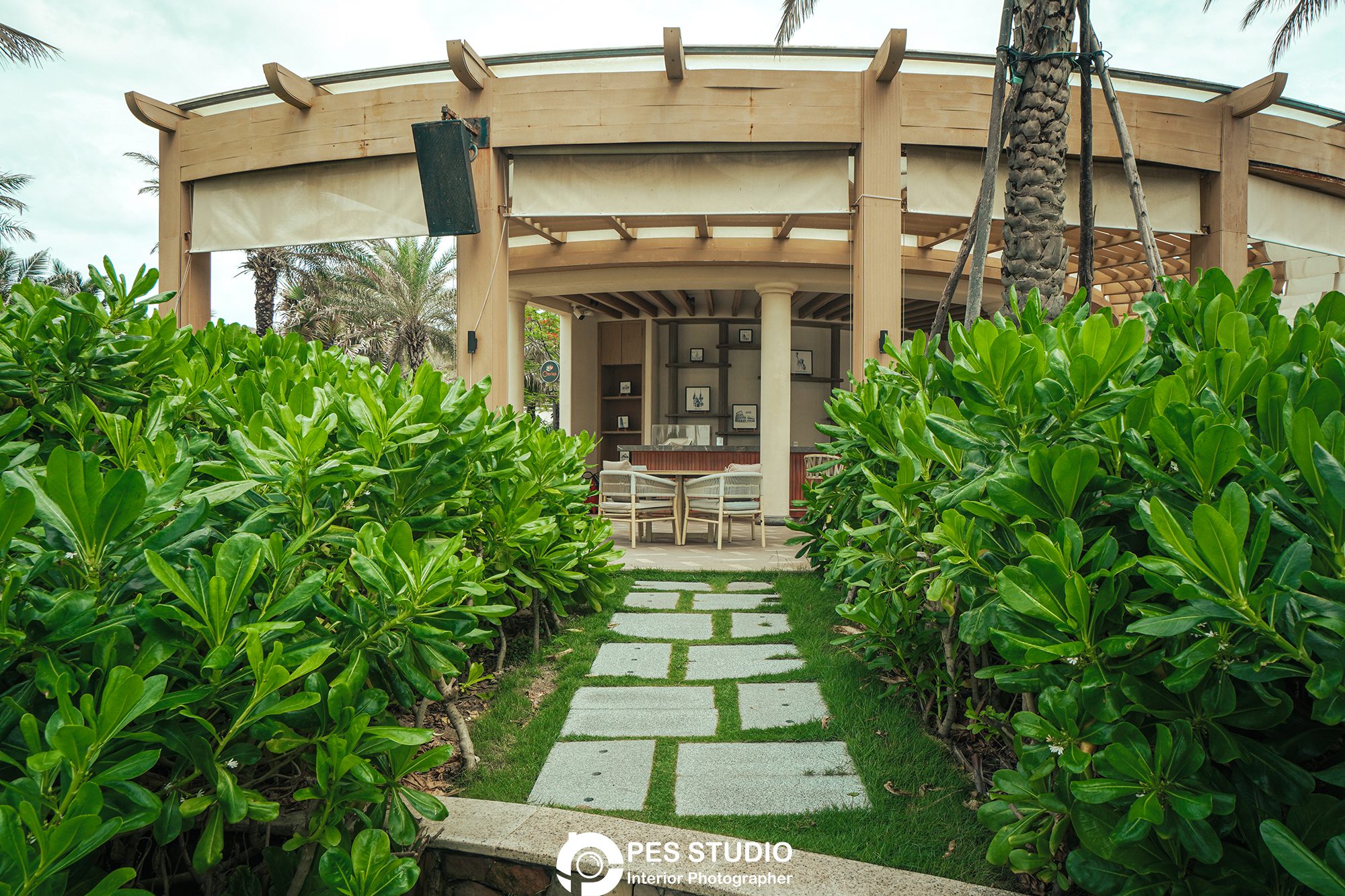 Mặt tiền khối nhà chính resort Radisson với hàng cột lớn