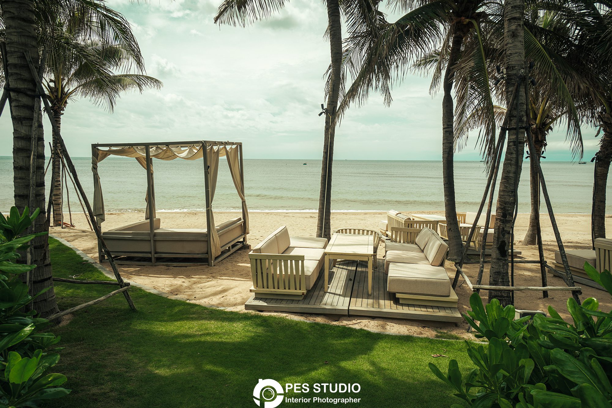 Ghế nằm và mái che dựng trên bãi biển của resort Radisson
