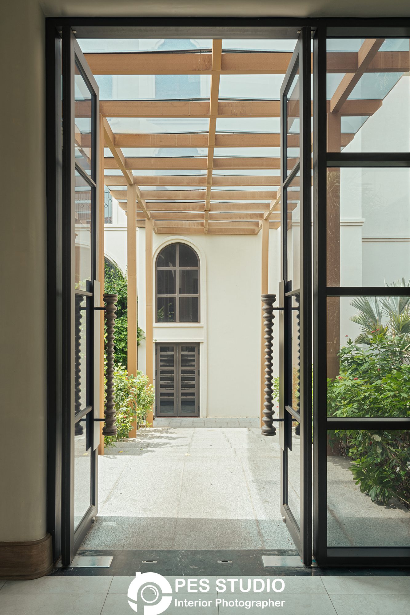 Cửa kính lớn nhìn ra hành lang cột của resort Radisson