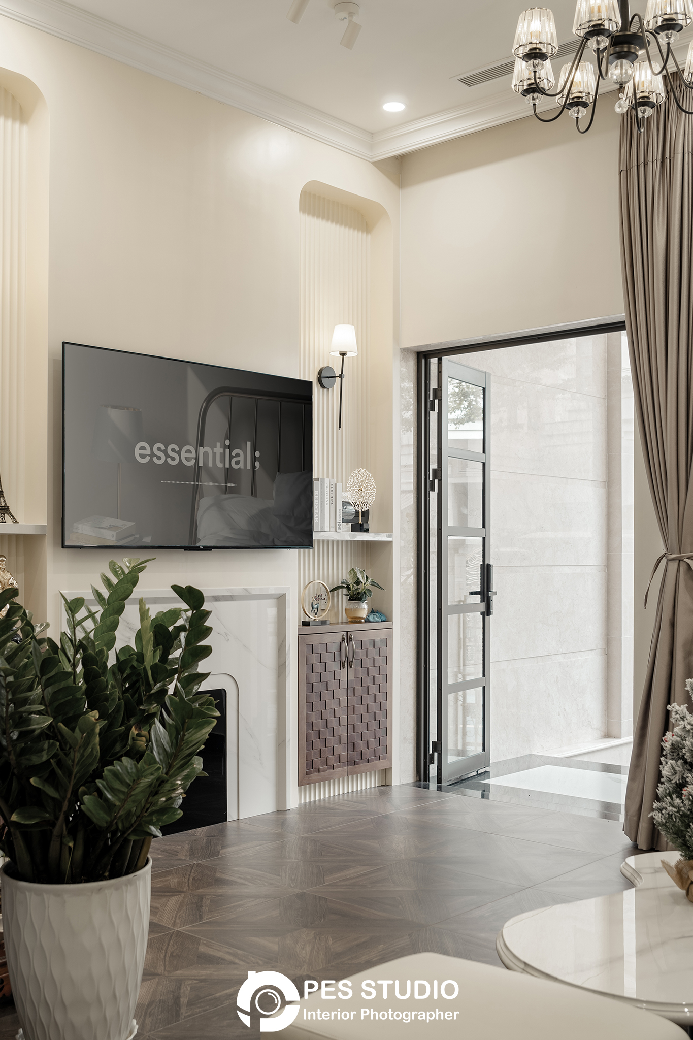Vách TV ốp phào chỉ và cửa kính khung đen trong nhà phố CityLand