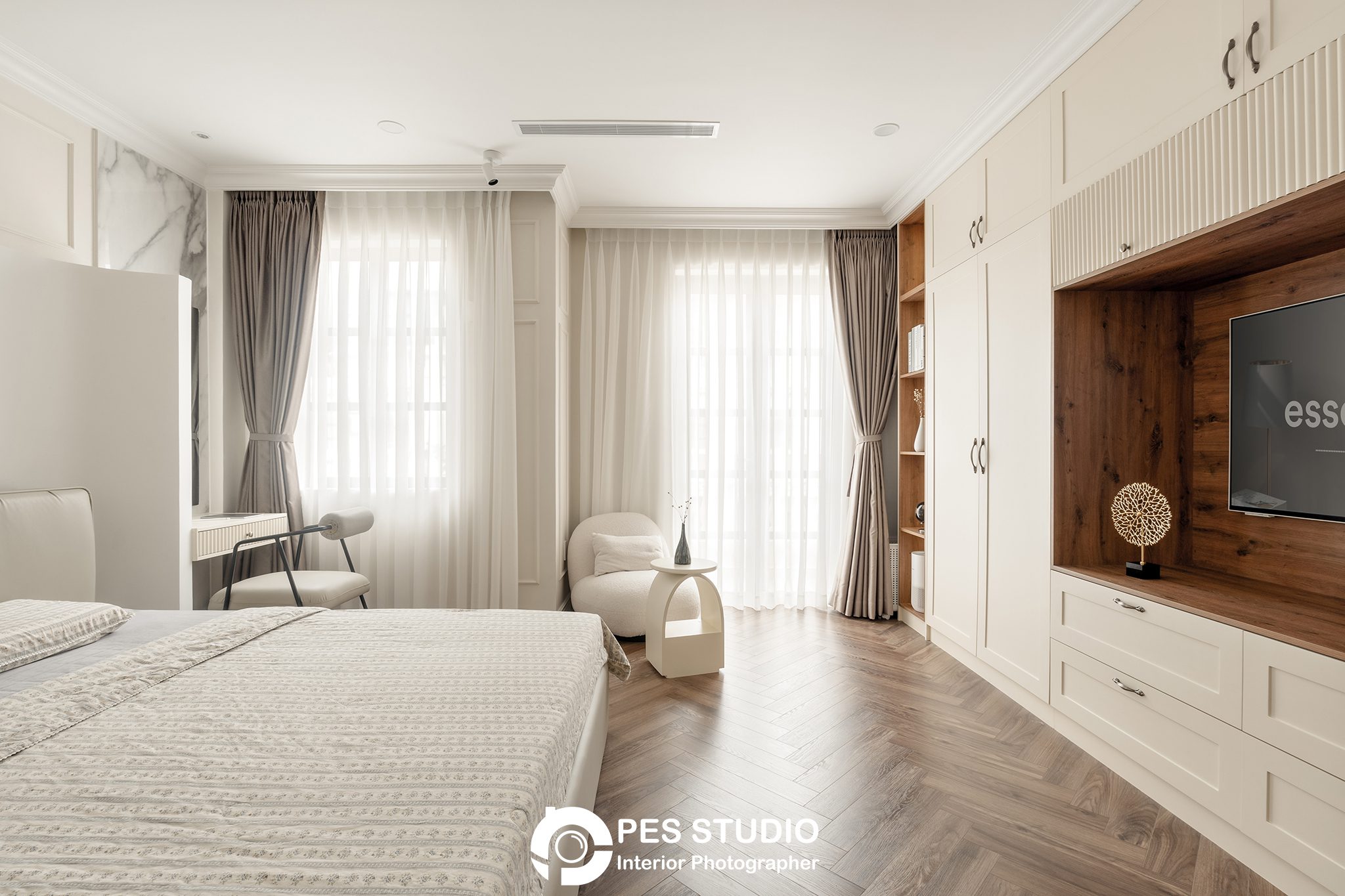 Phòng ngủ nhà phố CityLand với vách ốp gỗ và rèm hai lớp