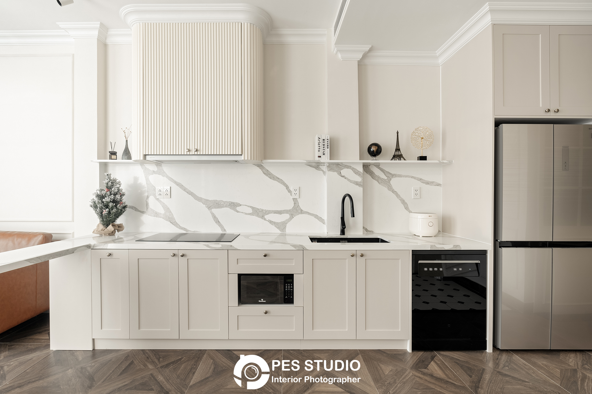 Bếp nhà phố CityLand với mặt đá vân trắng và tủ lạnh âm