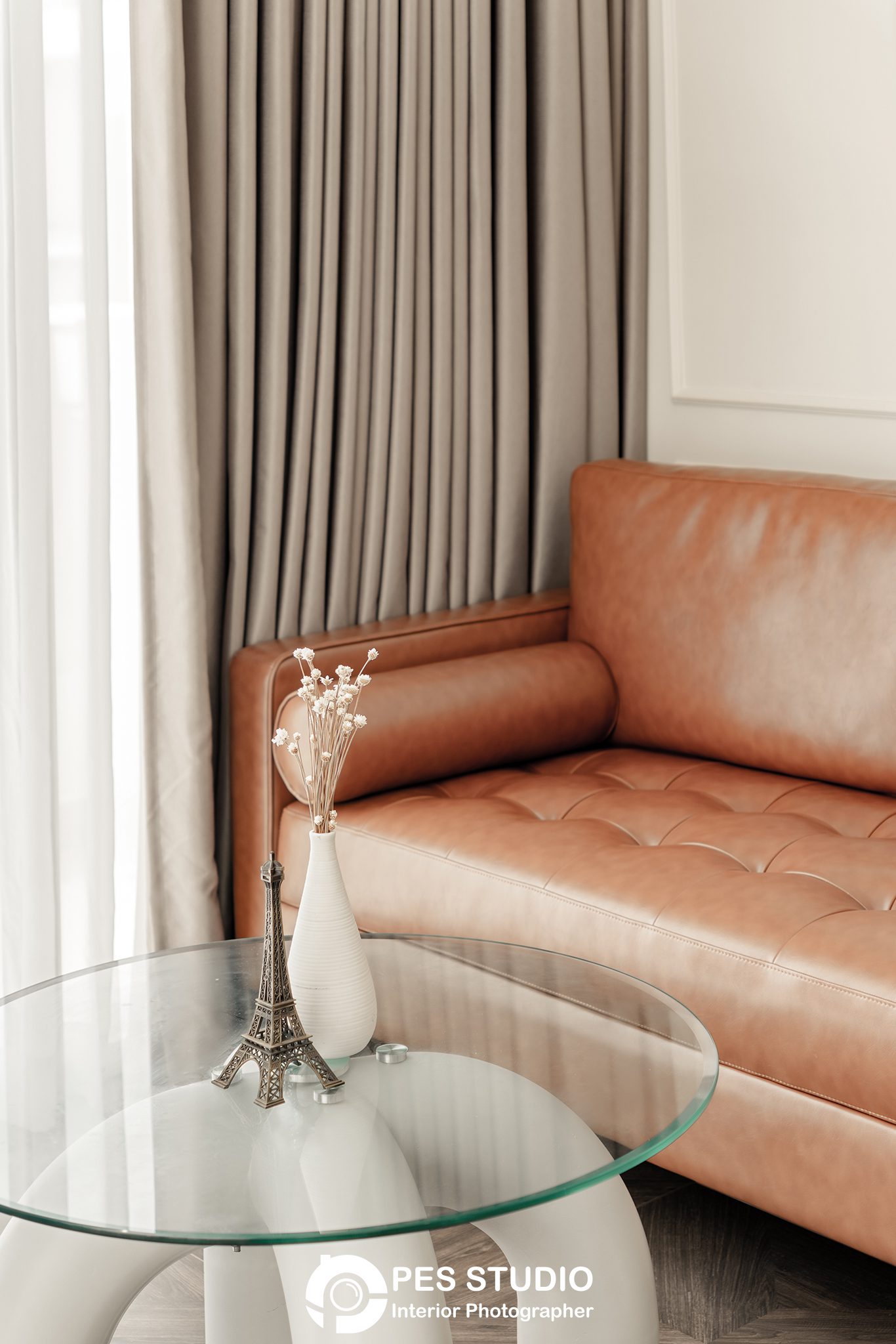 Cận cảnh sofa da nâu trong phòng khách nhà phố CityLand Gò Vấp